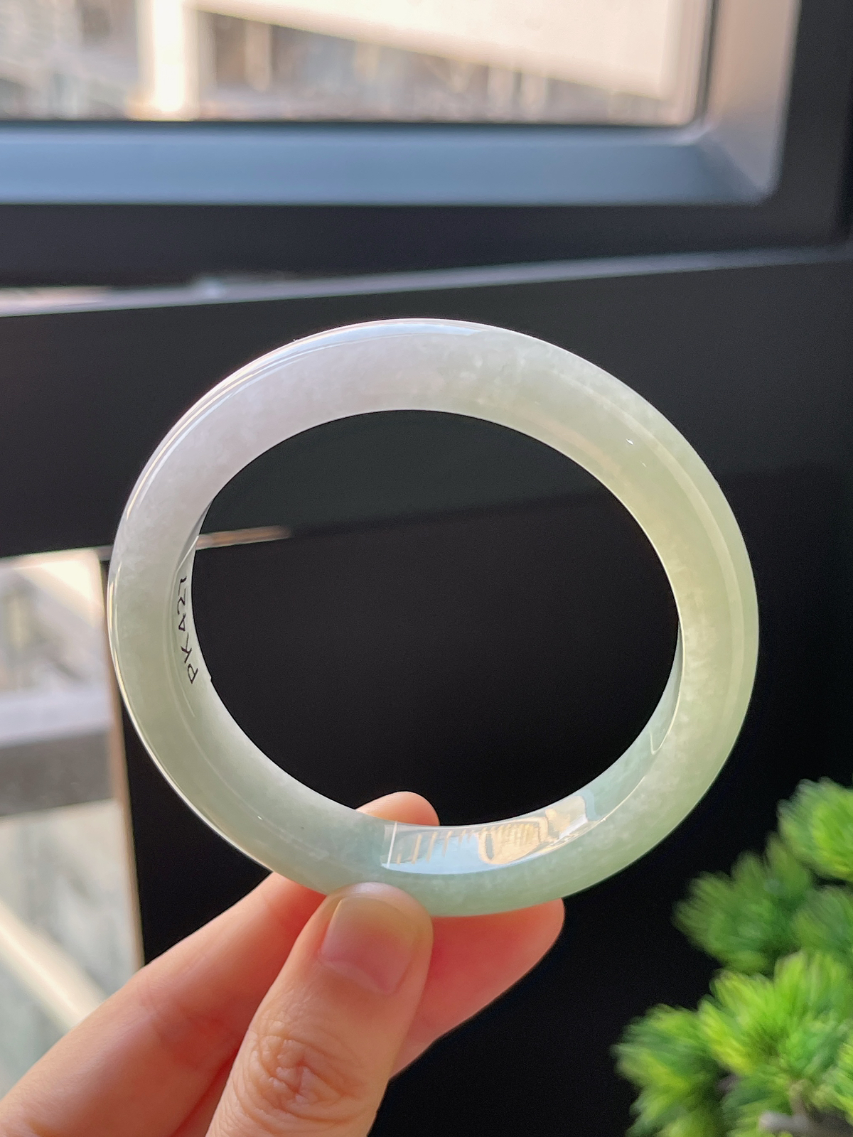 正圈57.6圈口，翡翠糯化种浅绿色手镯