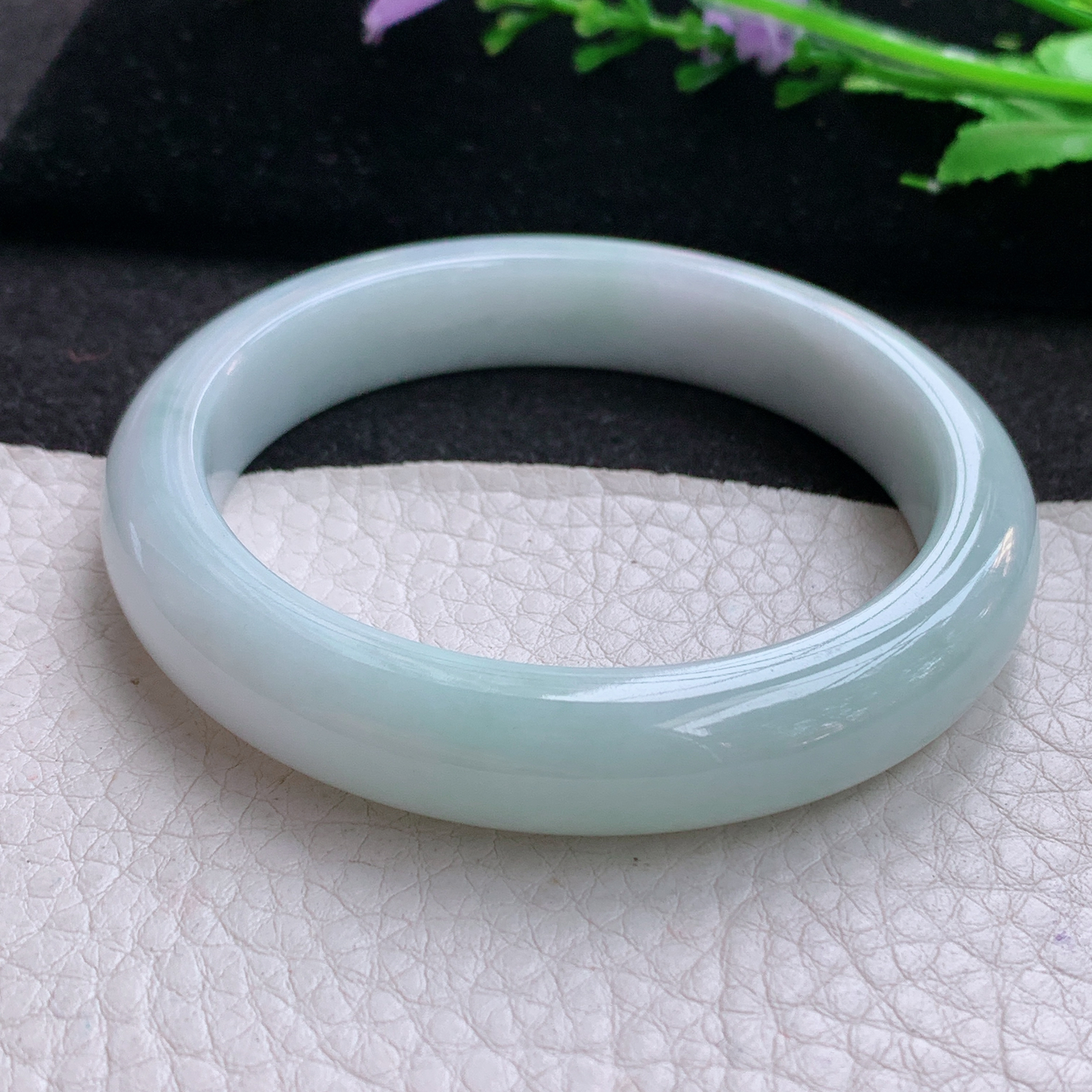 z实拍55*11*8.2平安镯 天然缅甸翡翠A货浅绿边宽边玉手环