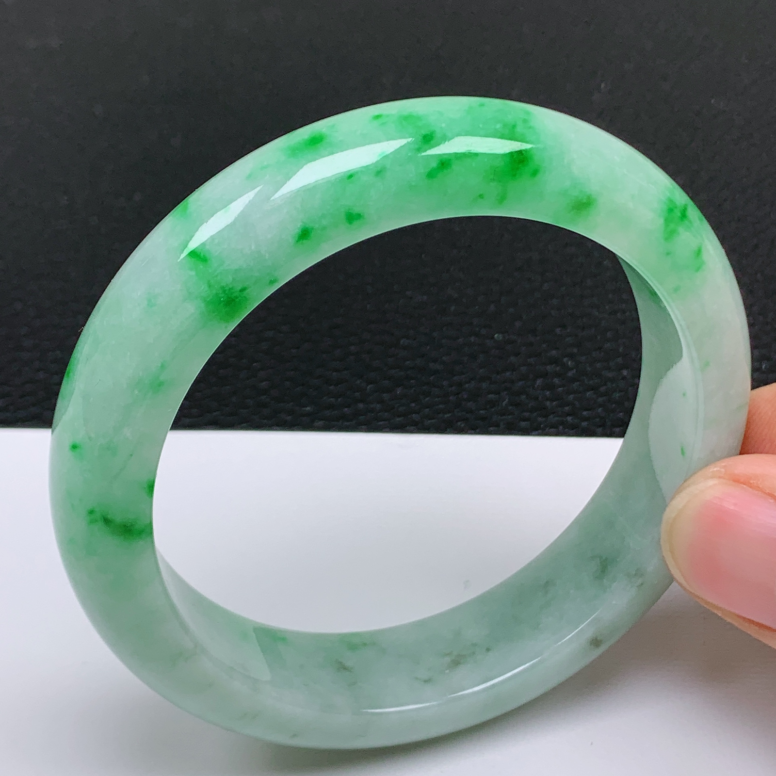 56～57圈口天然翡翠老坑飘阳绿正圈手镯 尺寸56.8*14.3*8.8mm