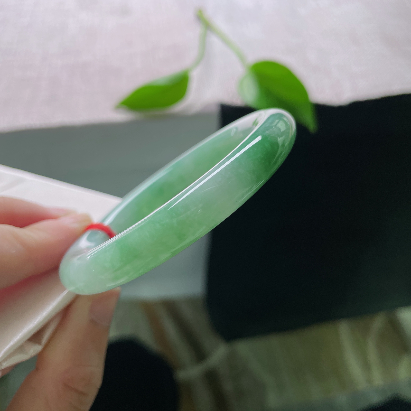 53/9.6，湖水绿圆条，飘花海草一般摇曳生姿，种老，水头好，细腻，一点皮纹