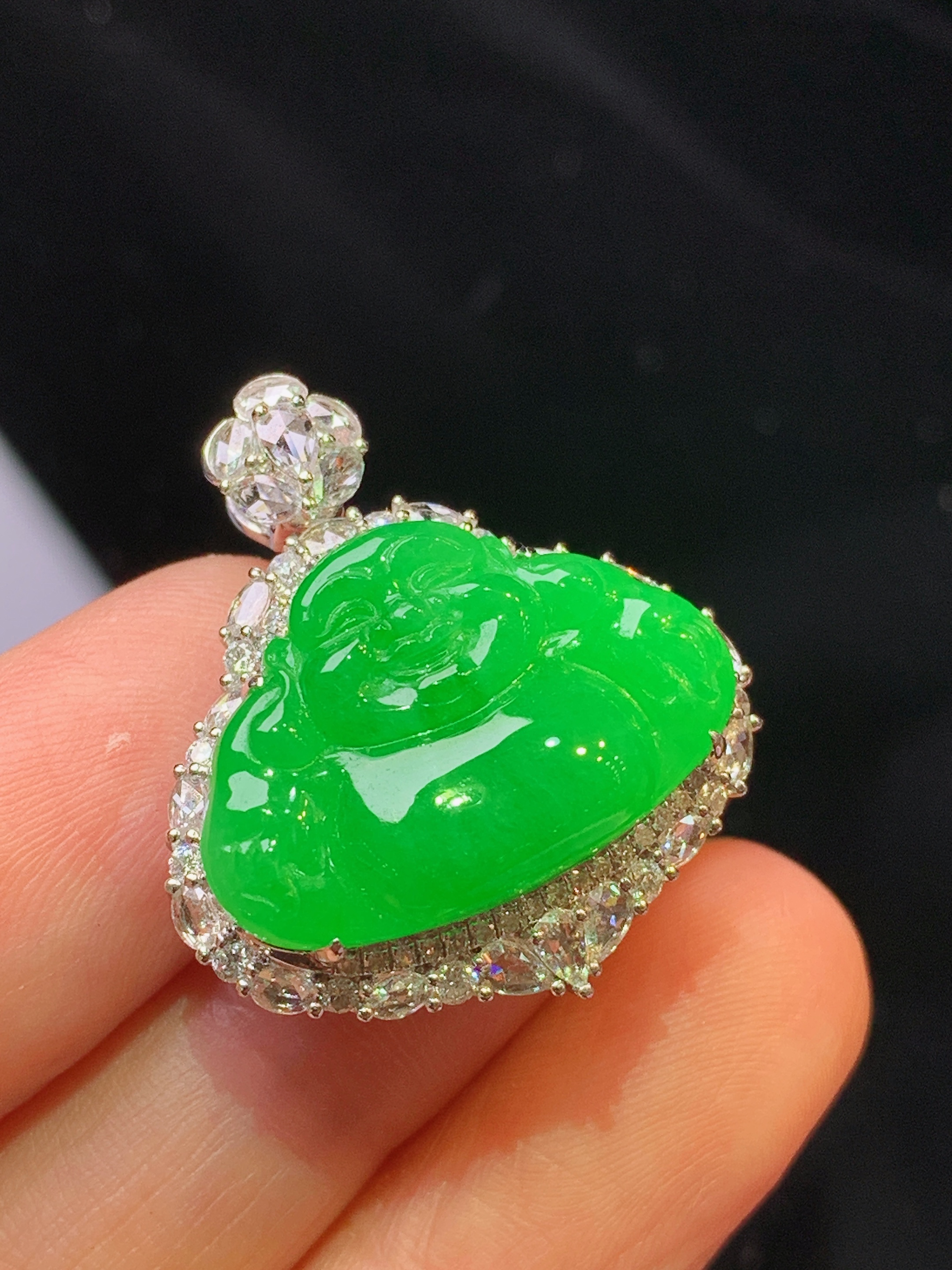 18k金钻镶嵌满绿佛公吊坠 玉质细腻 色泽艳丽清新 水润亮眼 整体尺寸27*24*11.2