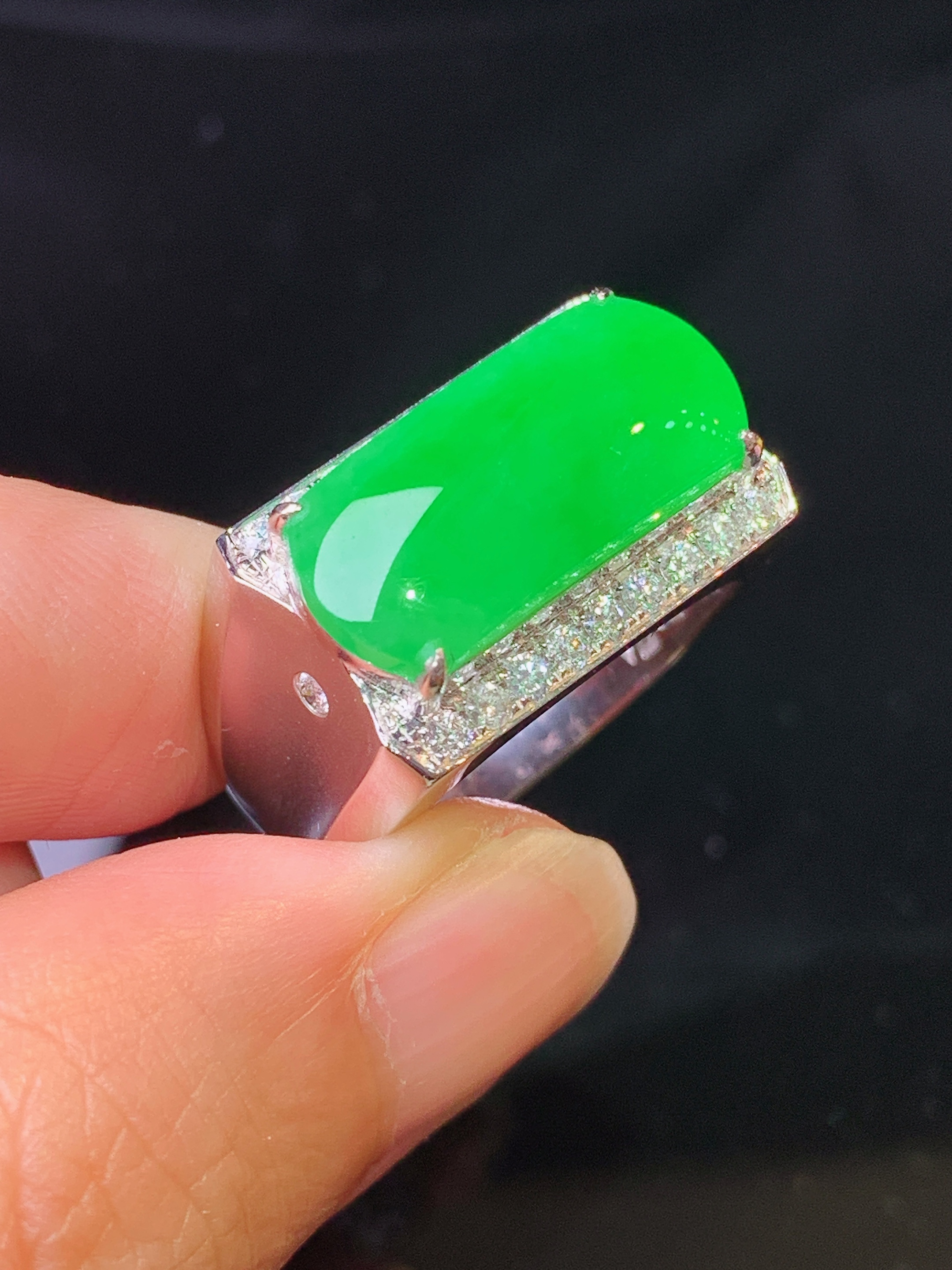 18k金钻镶嵌翠绿马鞍戒指吊坠 玉质细腻 色泽艳丽清新 水润亮眼 圈口20 整体尺寸8.3*18.2*3.5