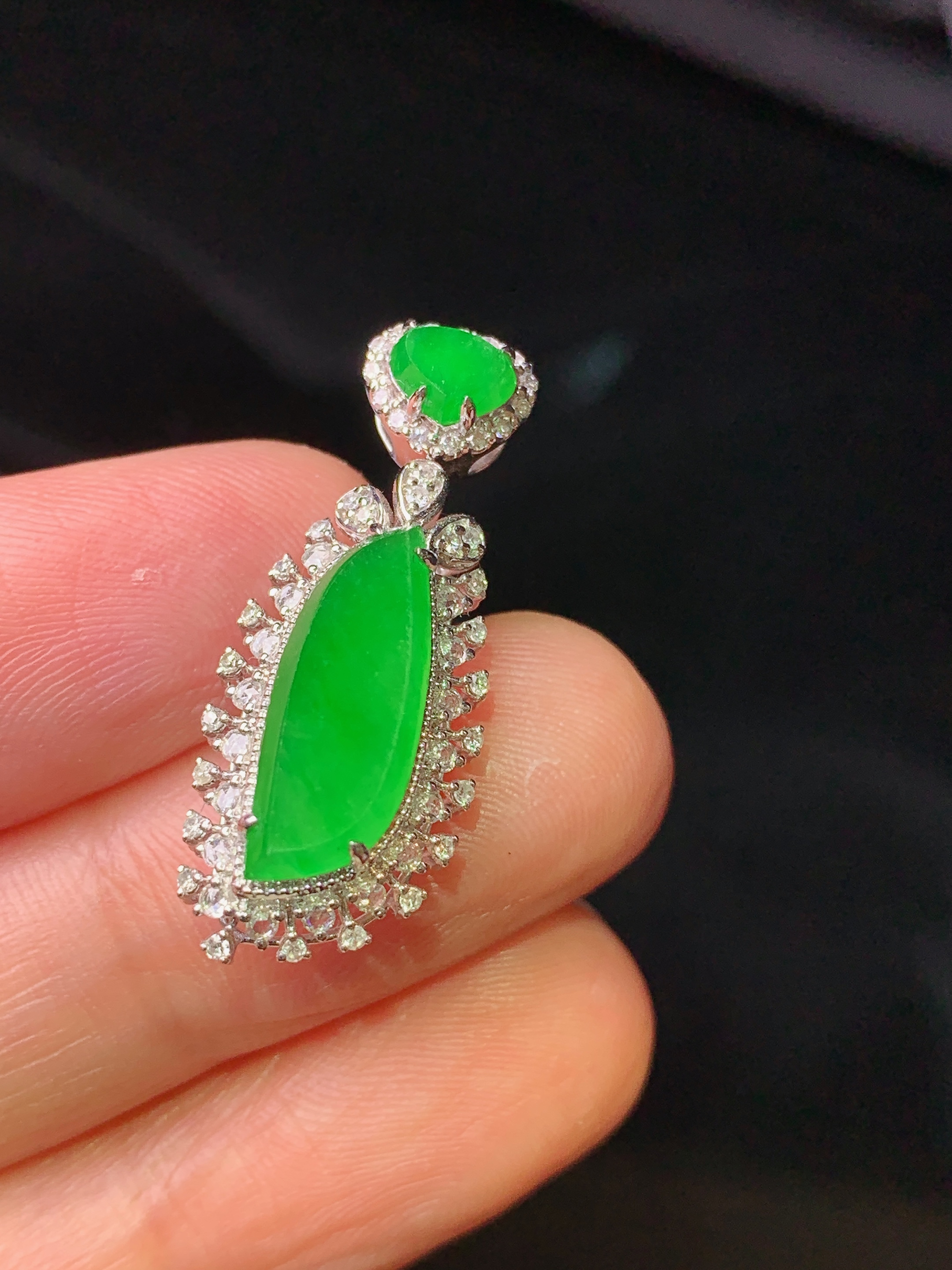 18k金钻镶嵌满绿随形吊坠 玉质细腻 色泽艳丽清新 水润亮眼 整体尺寸27.8*11.2*8.2