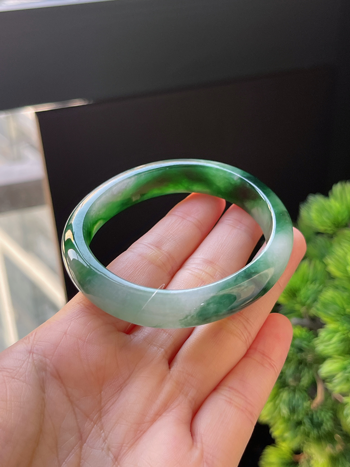 贵妃镯54.3圈口，翡翠冰糯种飘绿手镯