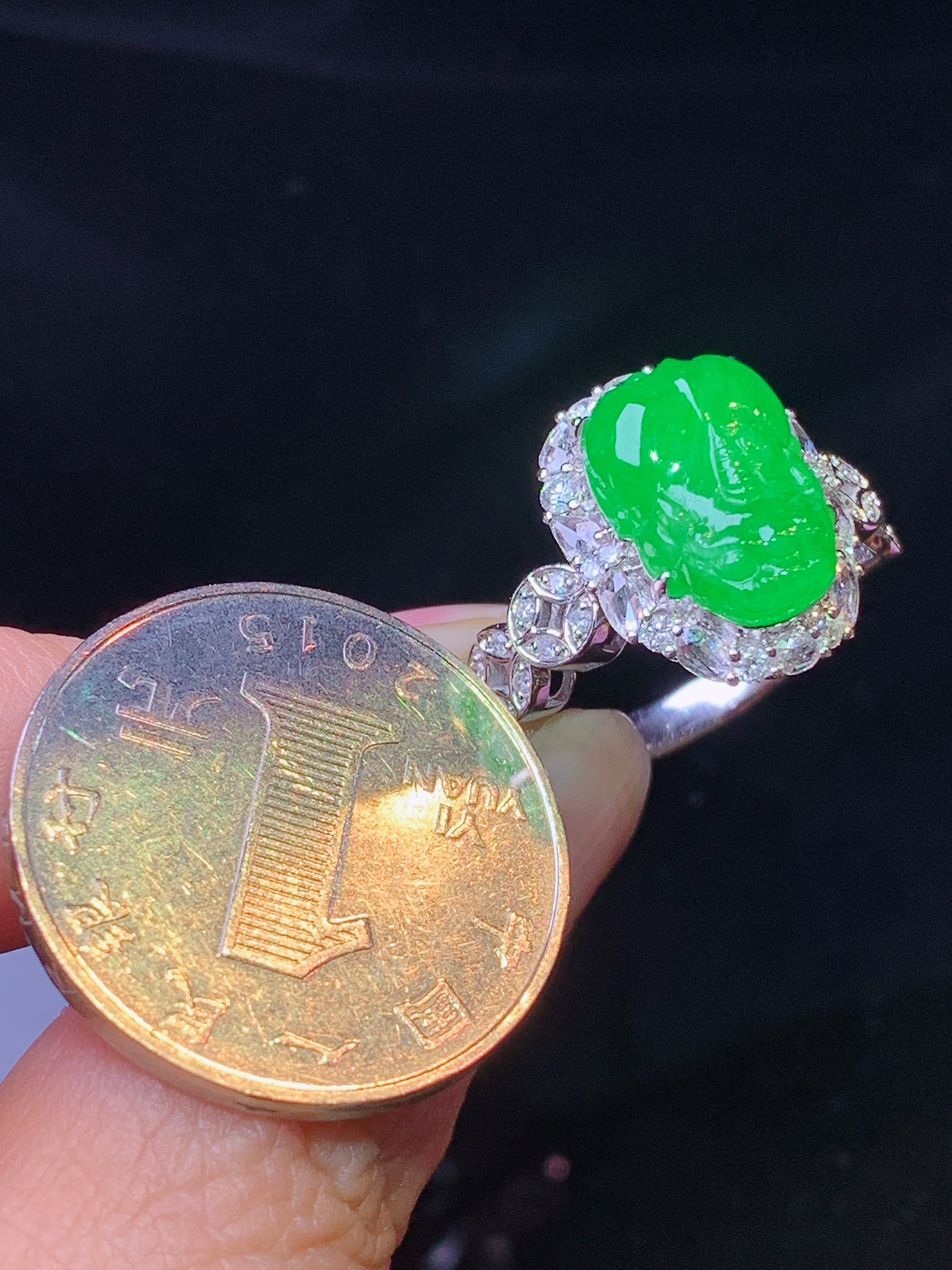 18k金钻镶嵌满绿貔貅戒指 玉质细腻 色泽艳丽清新 水润亮眼 圈口14 整体尺寸16.8*13.2*9.5