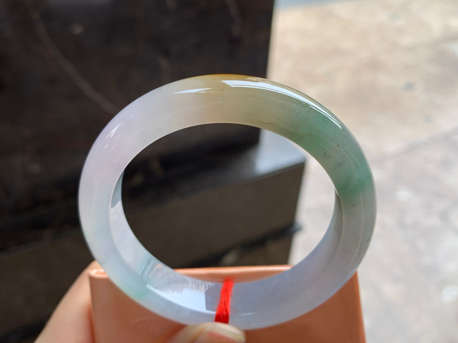 53-12.6-8.5

黄加绿手镯^_^玉质温润 细腻