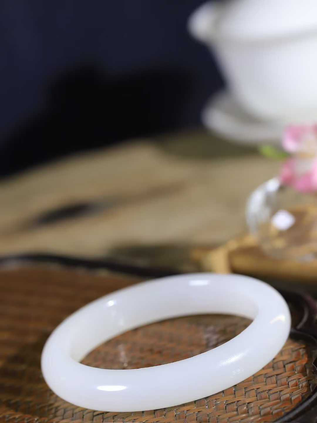 【婉约佳人.手镯】

精品和田玉白玉手镯 玉质温润细腻 油性十足 手感舒适，高华雅逸，线条流畅，简约