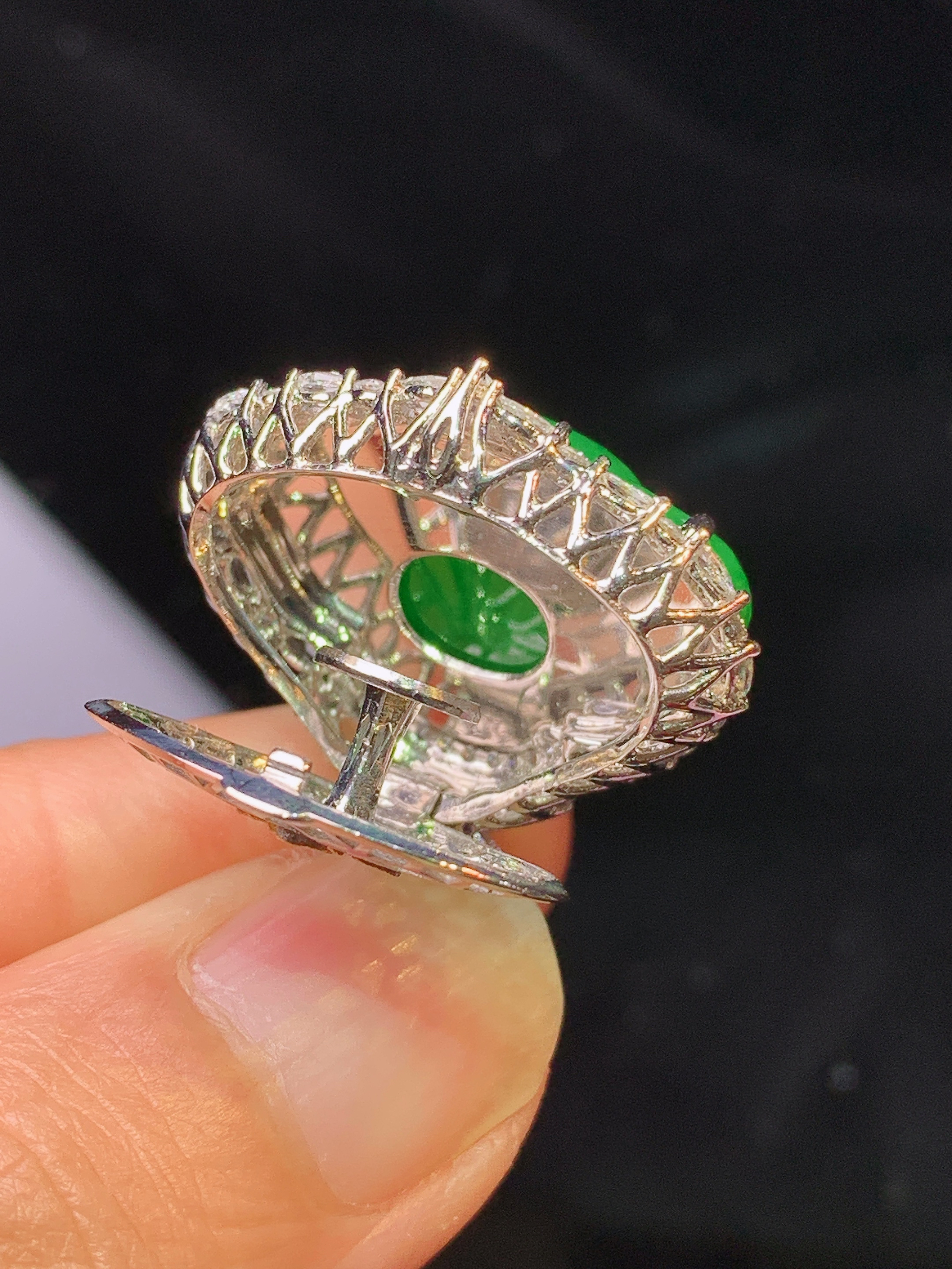 18k金钻镶嵌满绿佛公吊坠 玉质细腻 色泽艳丽清新 水润亮眼 整体尺寸27*24*11.2