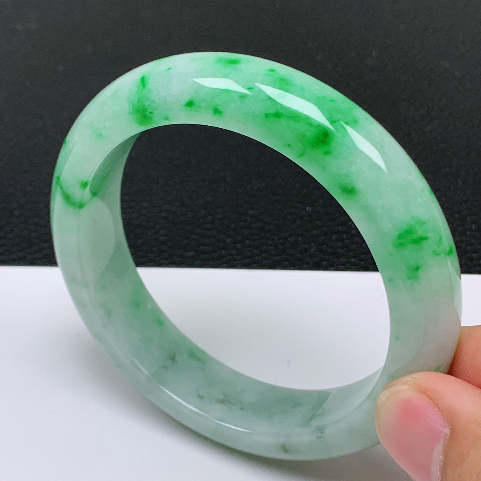 56～57圈口天然翡翠老坑飘阳绿正圈手镯 尺寸56.8*14.3*8.8mm