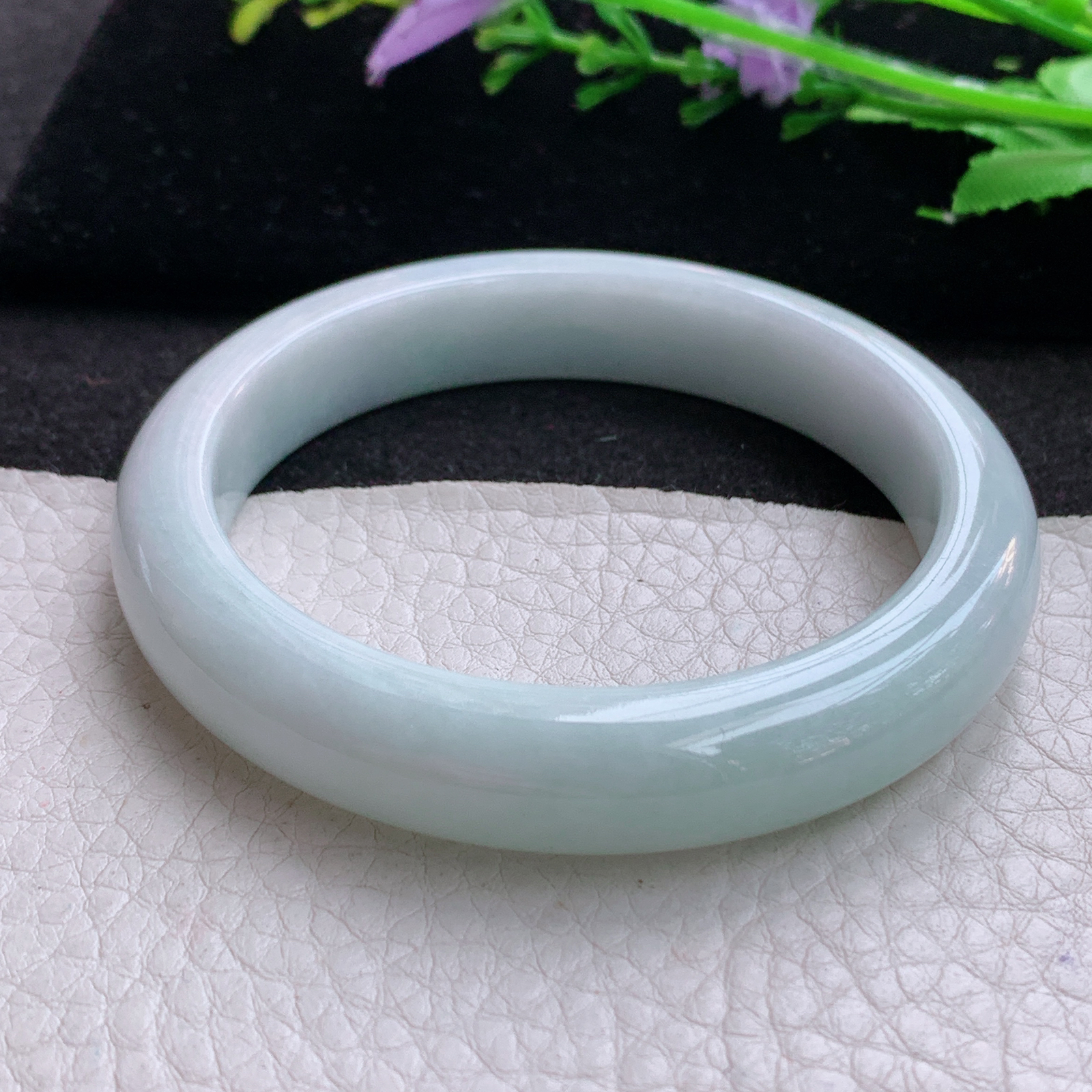 z实拍55*11*8.2平安镯 天然缅甸翡翠A货浅绿边宽边玉手环