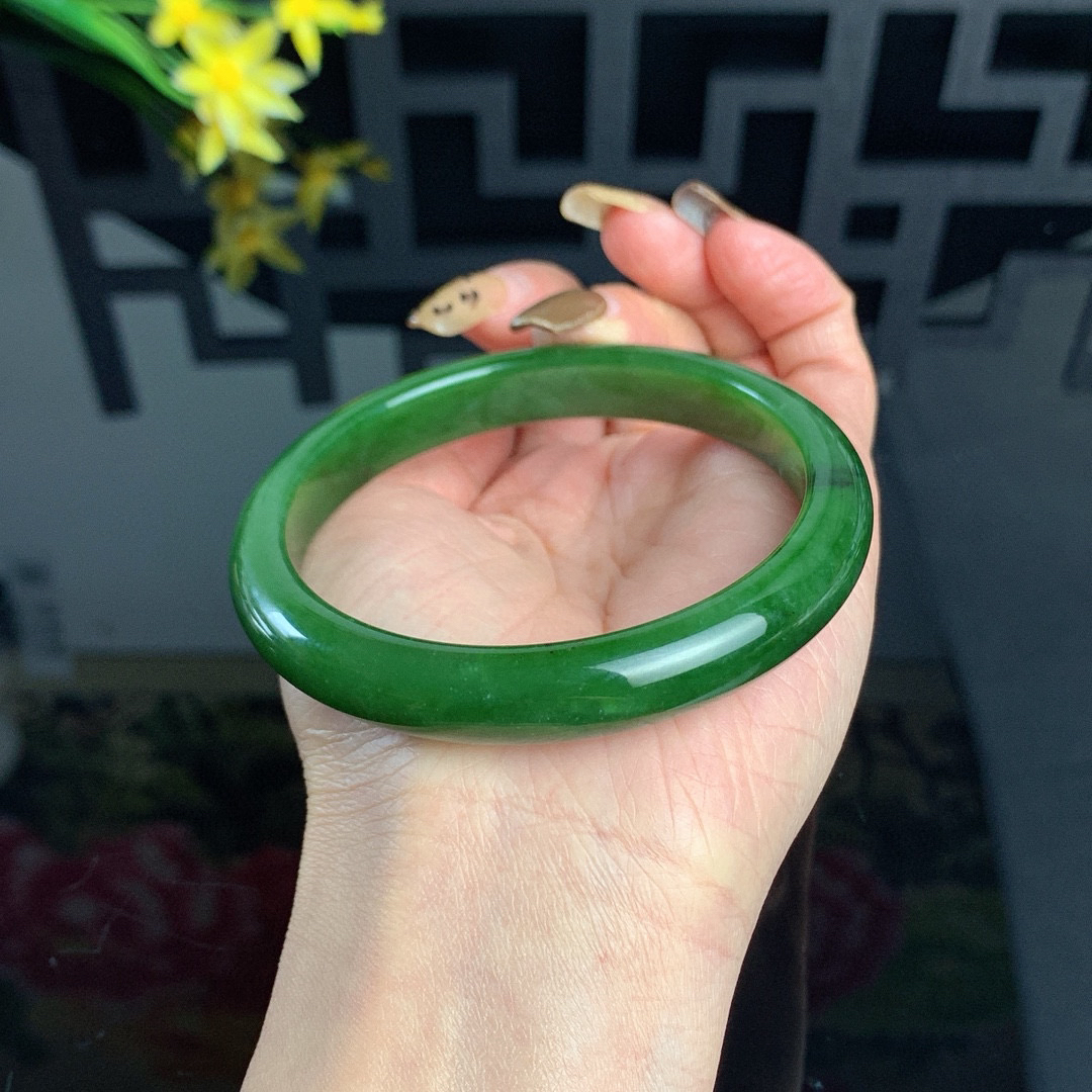 和田玉63.5圈口菠菜绿碧玉手镯！玉质细腻油润 底色纯净 无纹裂 脂粉好，品质好！