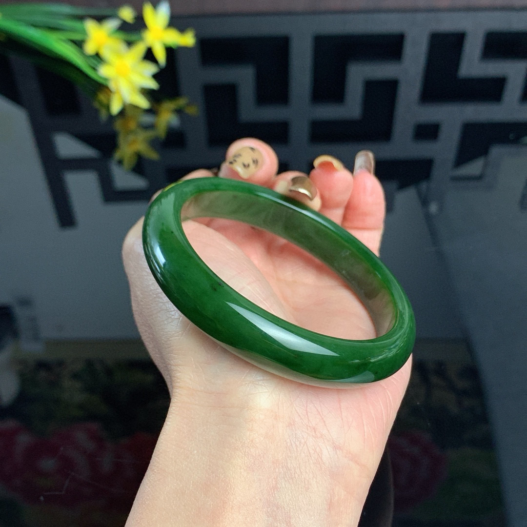 和田玉62圈口菠菜绿碧玉手镯！玉质细腻油润 底色纯净 无纹裂 脂粉好，品质好！