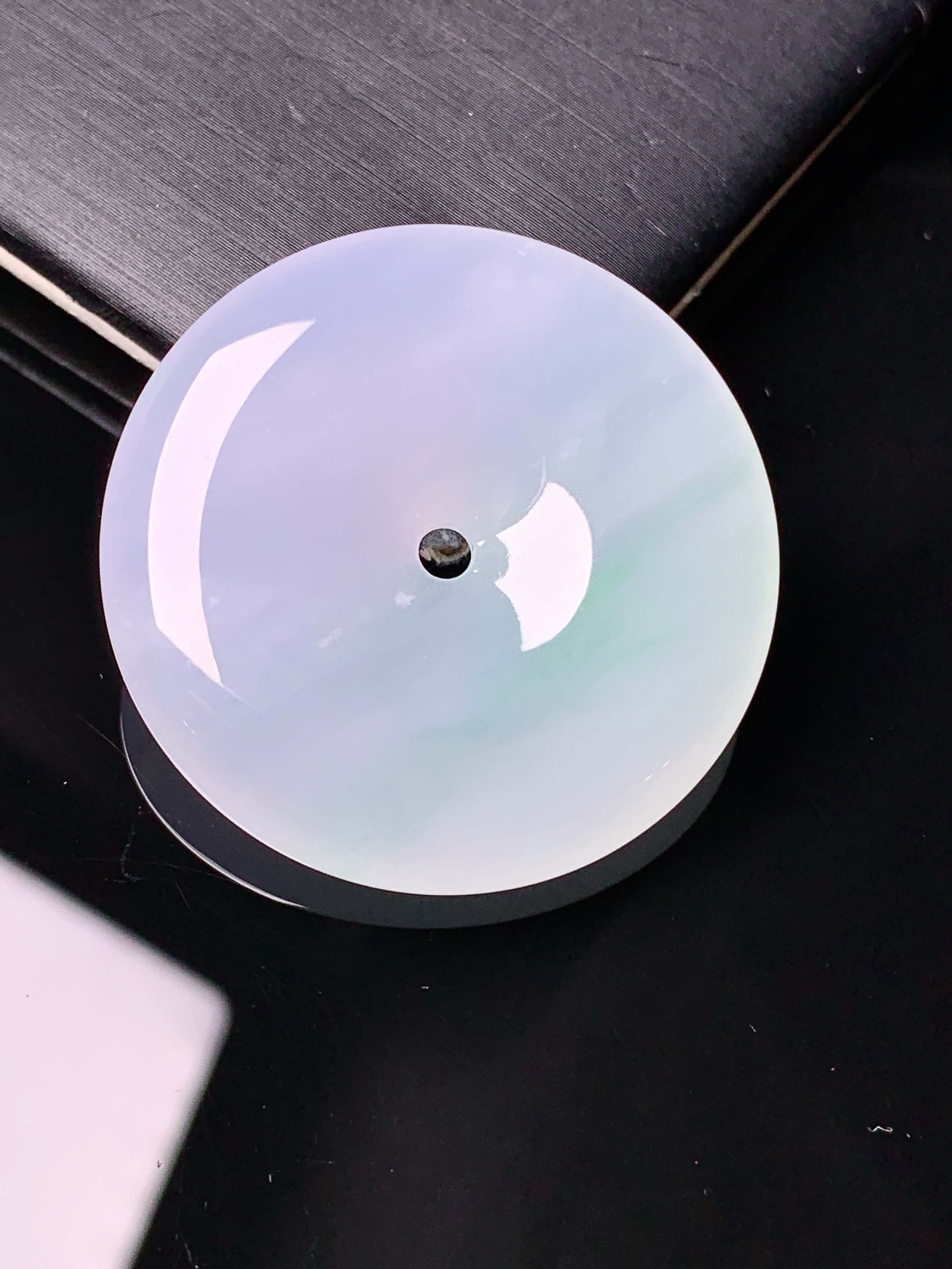 冰种飘绿平安扣吊坠 玉质细腻 色泽艳丽清新 水润亮眼 整体尺寸34*6.6