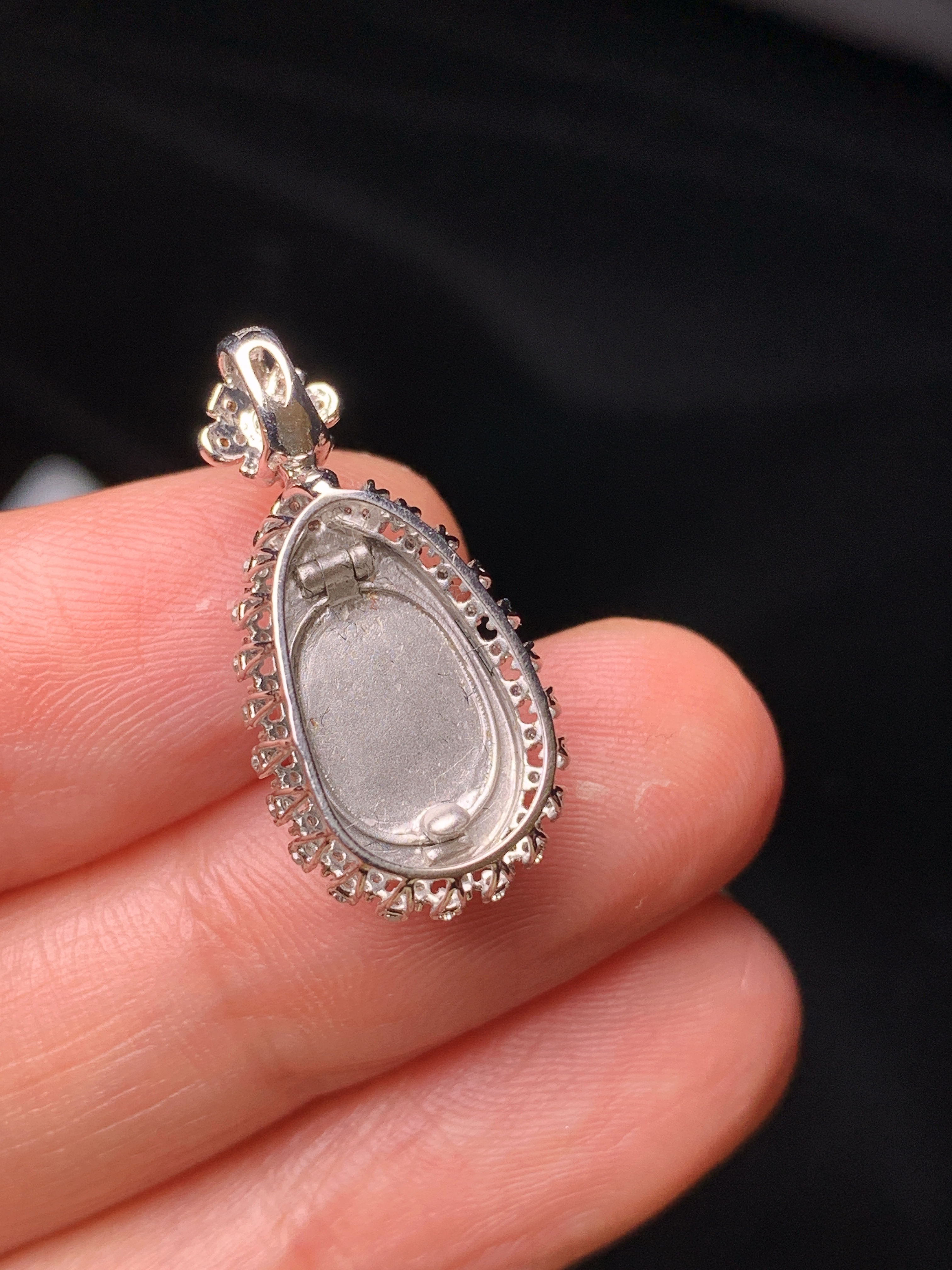 18k金钻镶嵌冰种四季豆吊坠 玉质细腻 色泽艳丽清新 水润亮眼 整体尺寸23.8*11.8*9