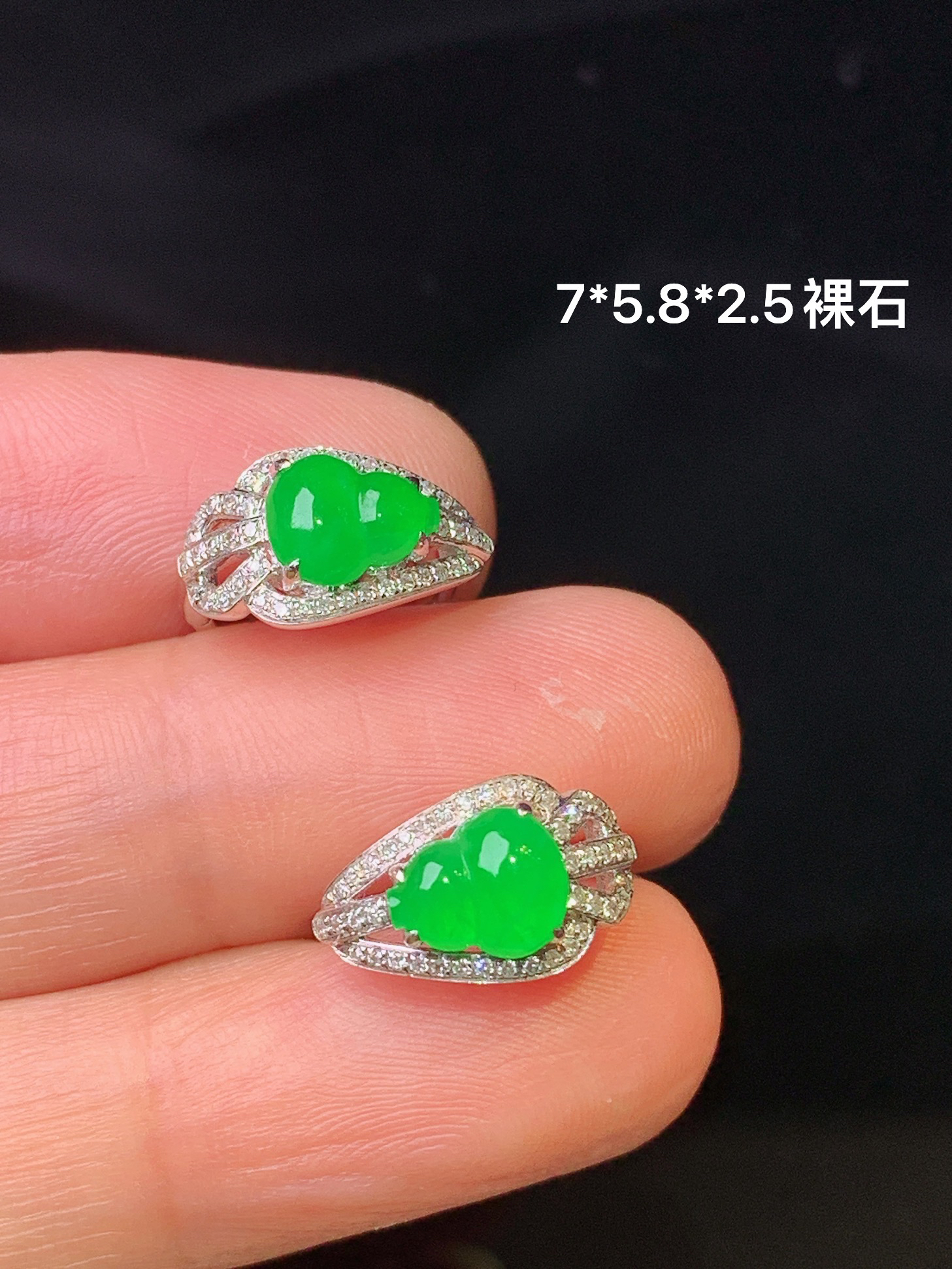 18k金钻镶嵌满绿葫芦耳钉 玉质细腻 色泽艳丽清新 裸石尺寸7*5.8*2.5