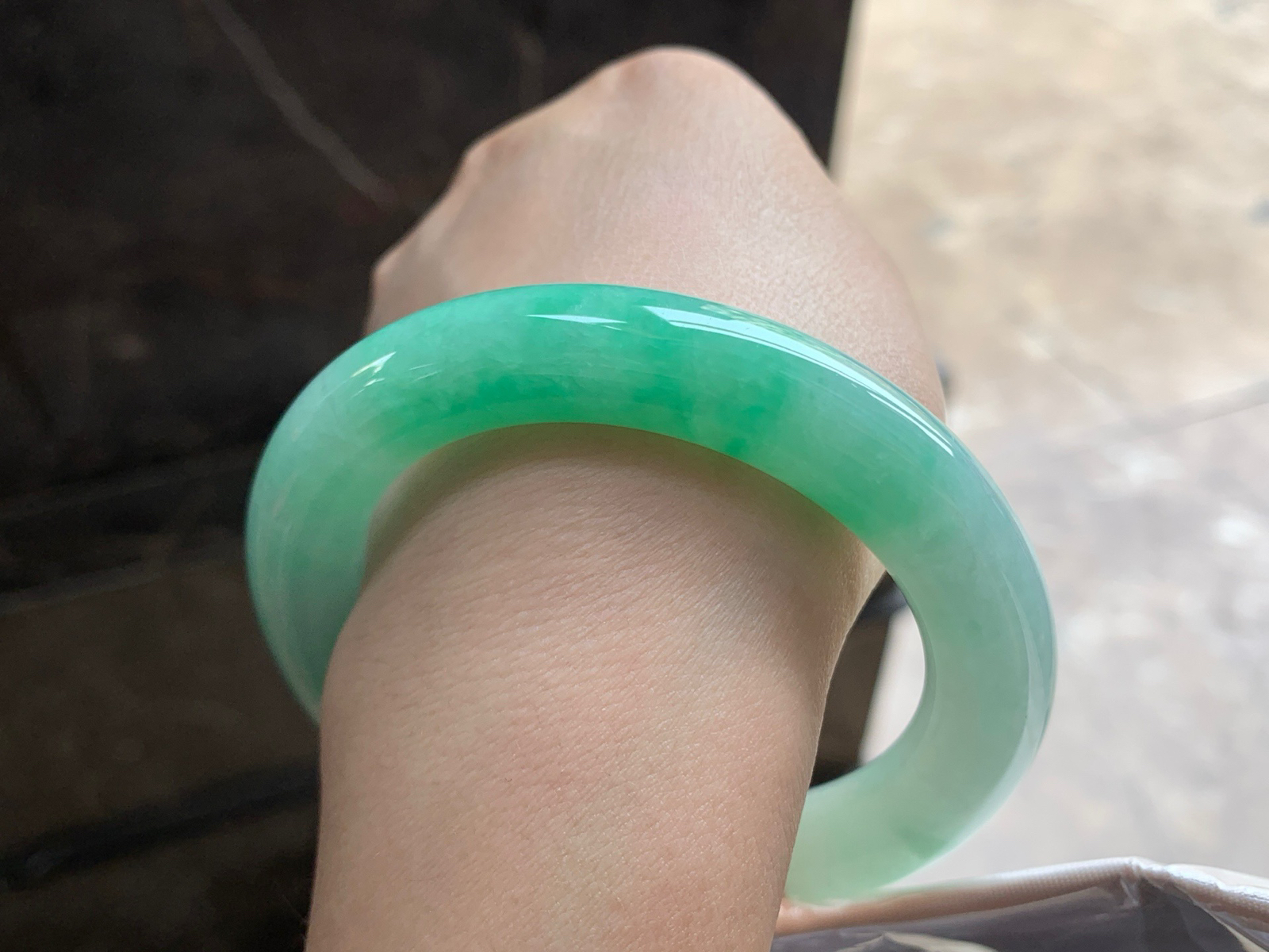 56.5-11.2

阳绿色圆条手镯^_^色阳 玉质温润