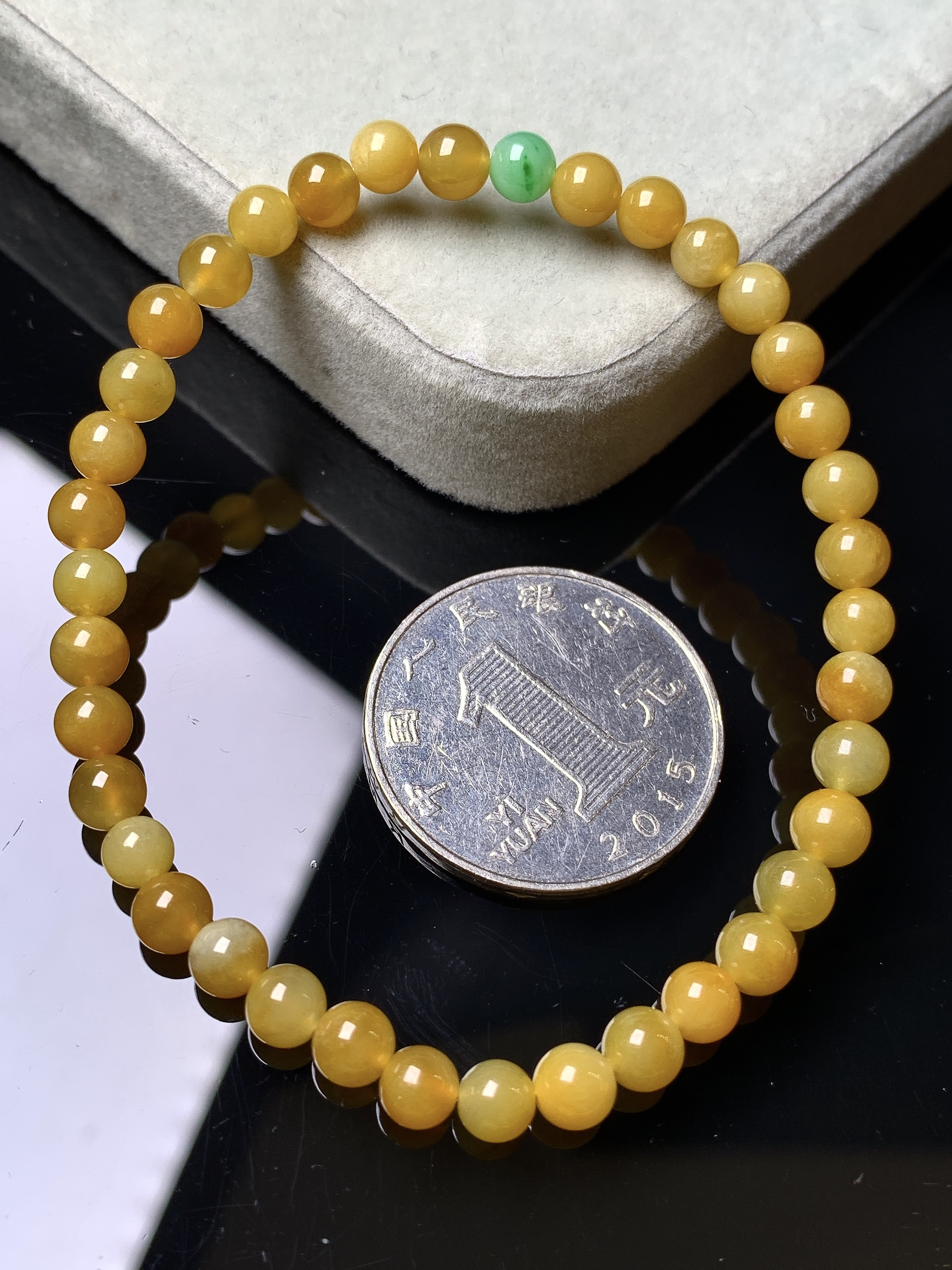 黄翡圆珠手链 玉质细腻 色泽艳丽清新 整体尺寸5