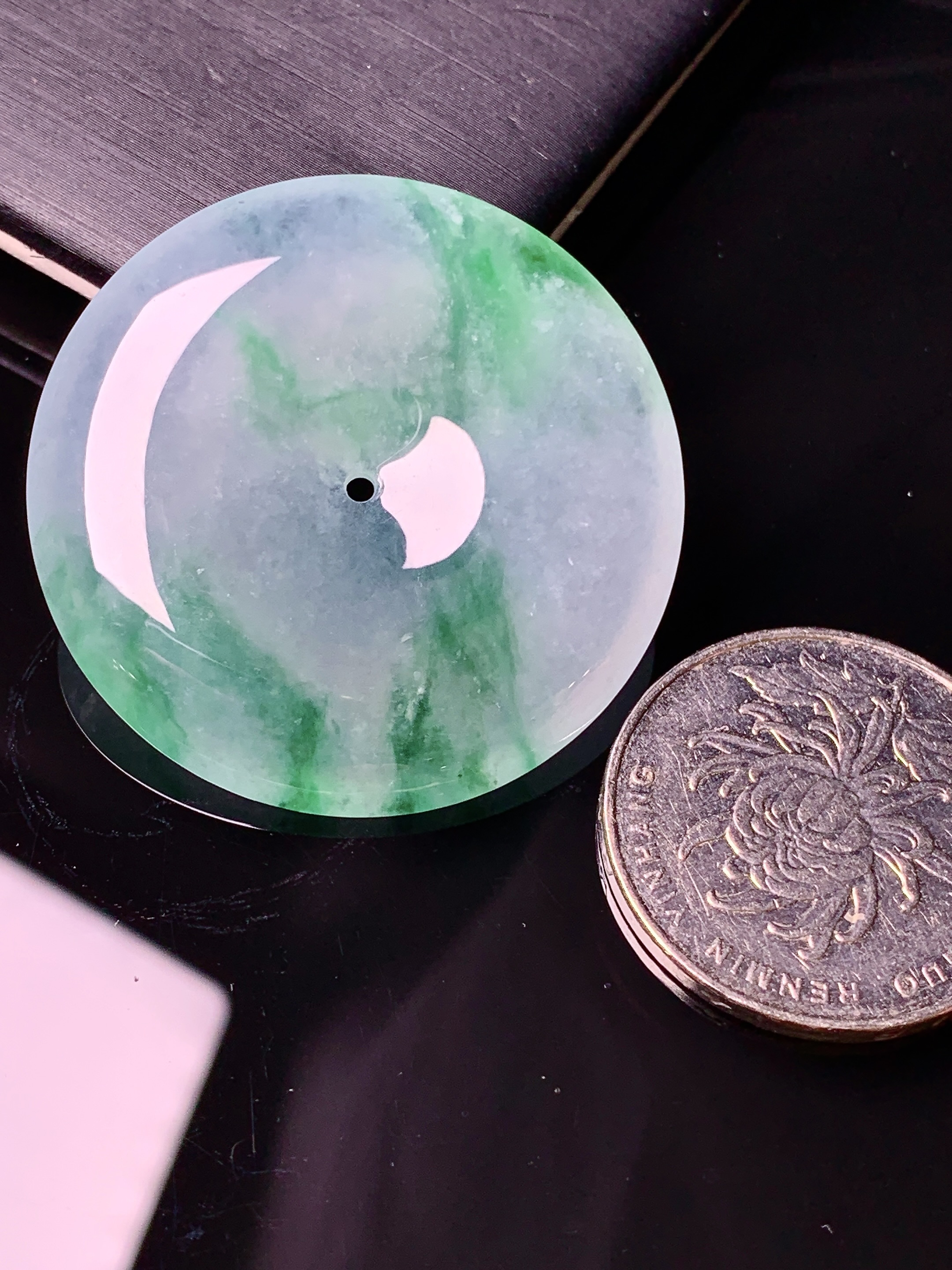 冰种飘绿平安扣吊坠 玉质细腻 色泽艳丽清新 水润亮眼 整体尺寸37.2*6.2