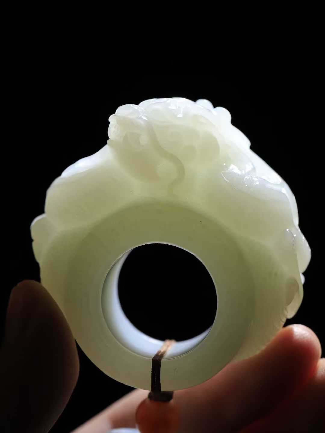 （龙行天下.扳指）

精品和田玉白玉祥龙扳指，料子细腻 手感上佳、雕工精湛，精雕祥龙，龙头双目圆瞪，巨口大张，獠牙锋利， 龙是古代祥瑞之物，寓意有龙护身，
重135克    圈口23mm   尺寸25.5-28mm fDL-75102292