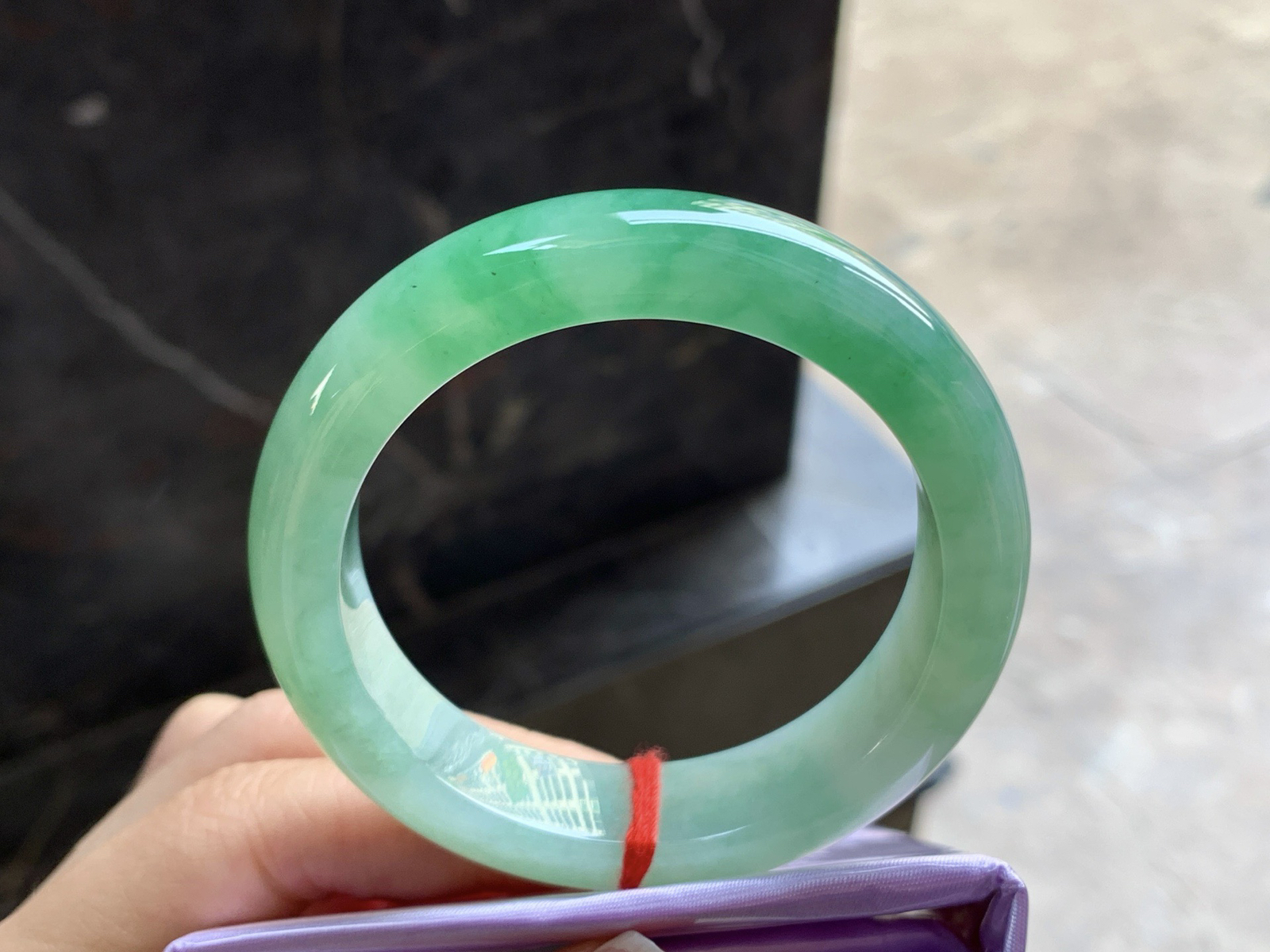 50-13.3-8.8

绿色手镯^_^玉质温润 清新细腻