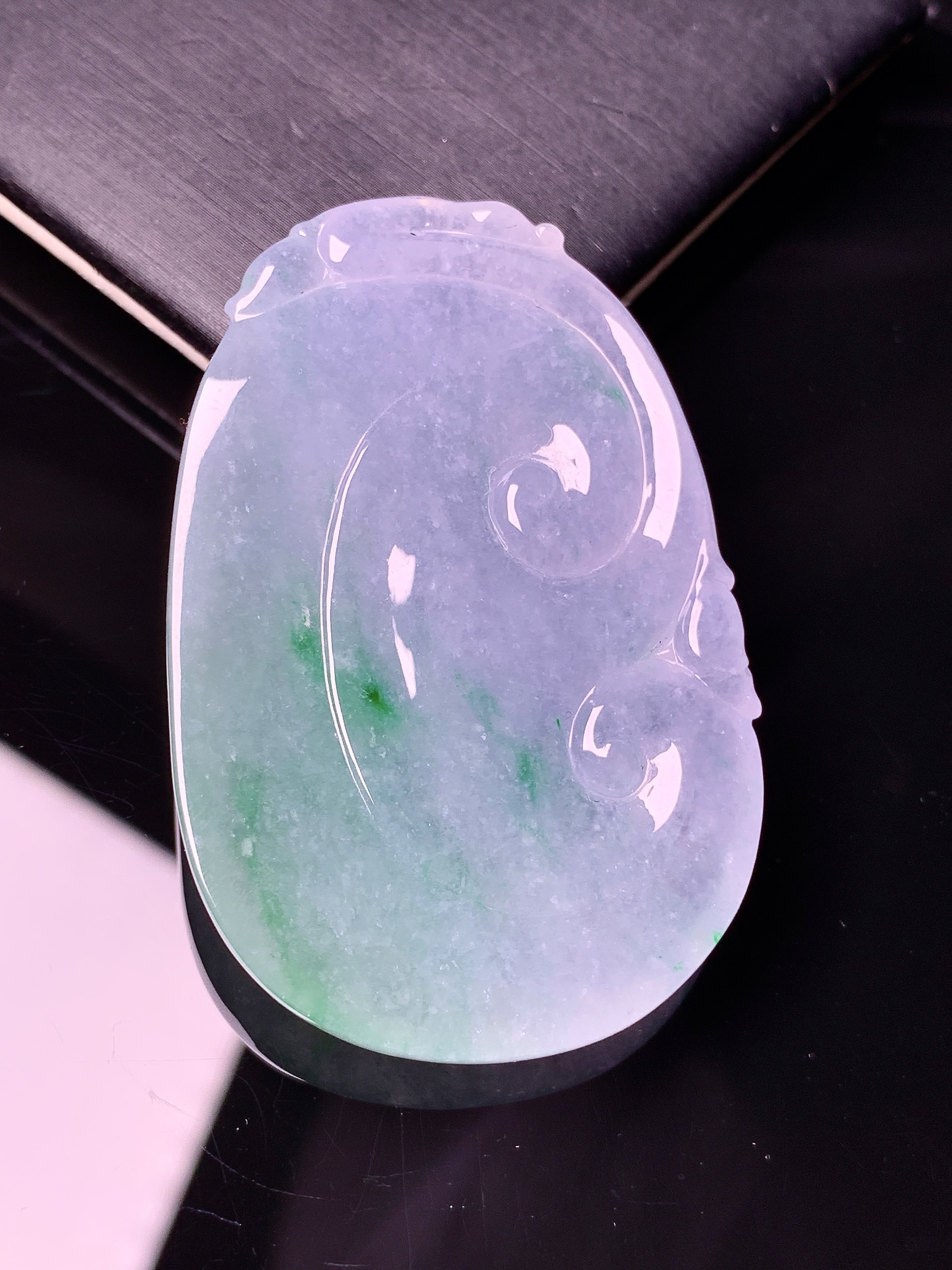 飘绿如意吊坠 玉质细腻 色泽艳丽清新 水润亮眼 整体尺寸51*33.8*6.5