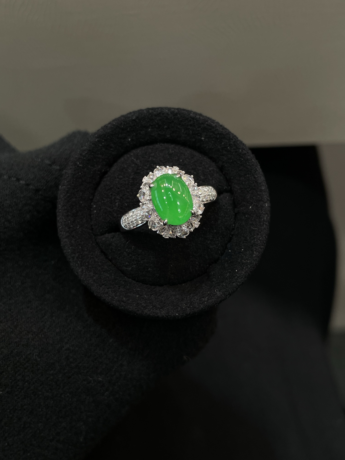 冰种 阳绿 蛋面戒指

18k金配钻镶嵌