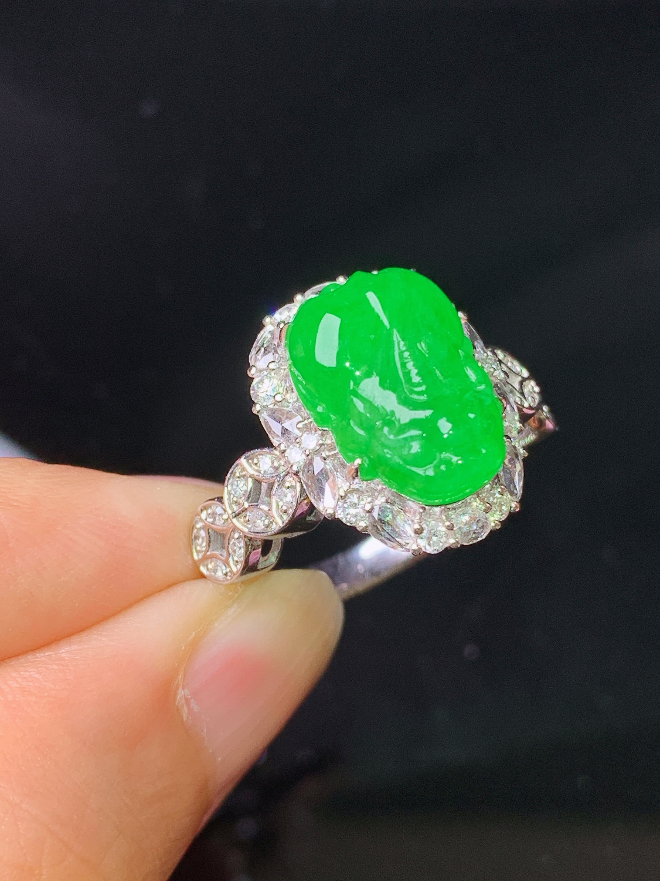 18k金钻镶嵌满绿貔貅戒指 玉质细腻 色泽艳丽清新 水润亮眼 圈口14 整体尺寸16.8*13.2*9.5