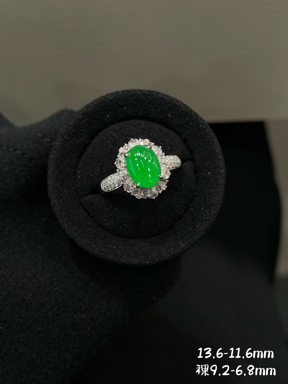 冰种 阳绿 蛋面戒指

18k金配钻镶嵌