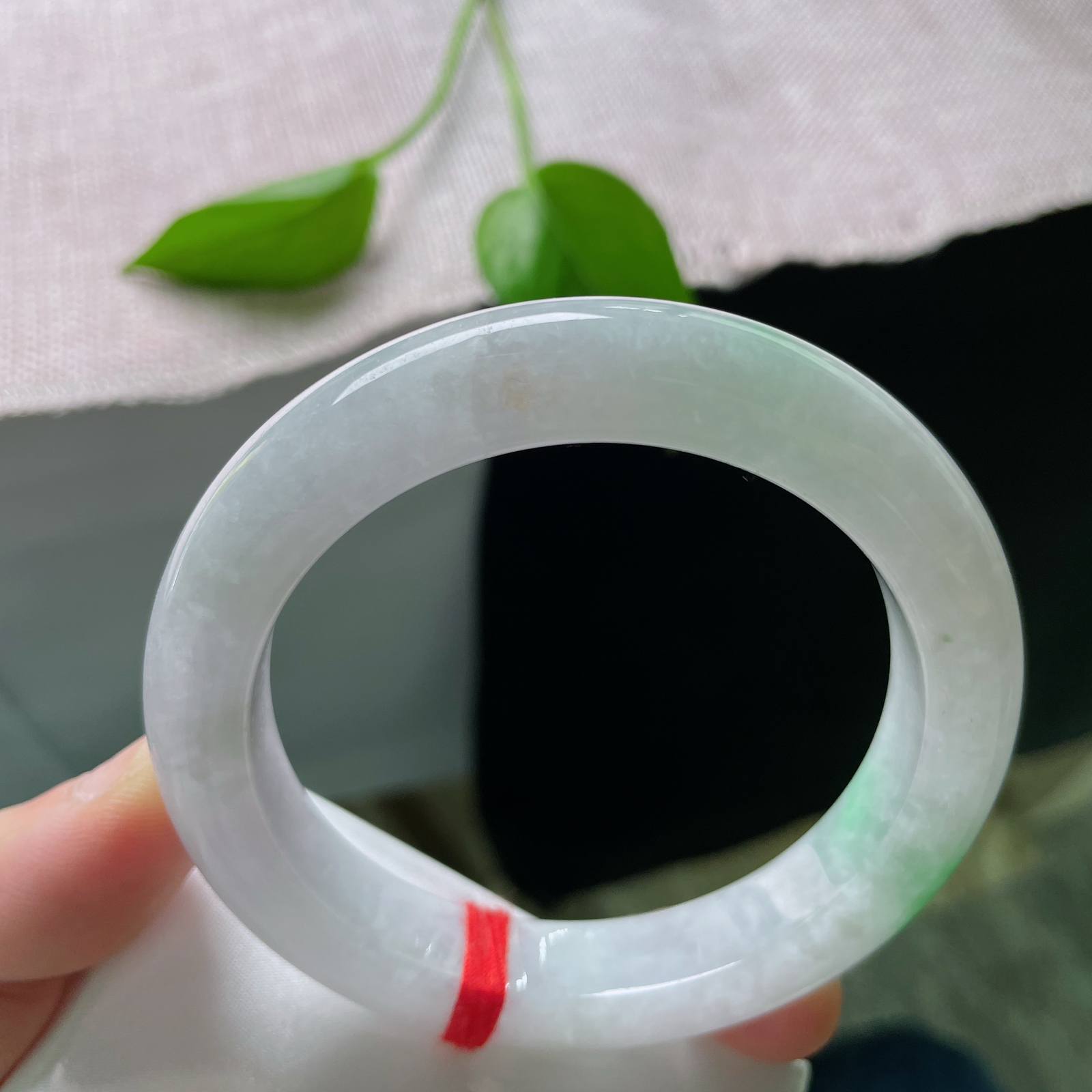 57.8/12.1/9.5，白底青正圈，莹白承光凝岁月，青绿焕彩映芳华。晶体纹