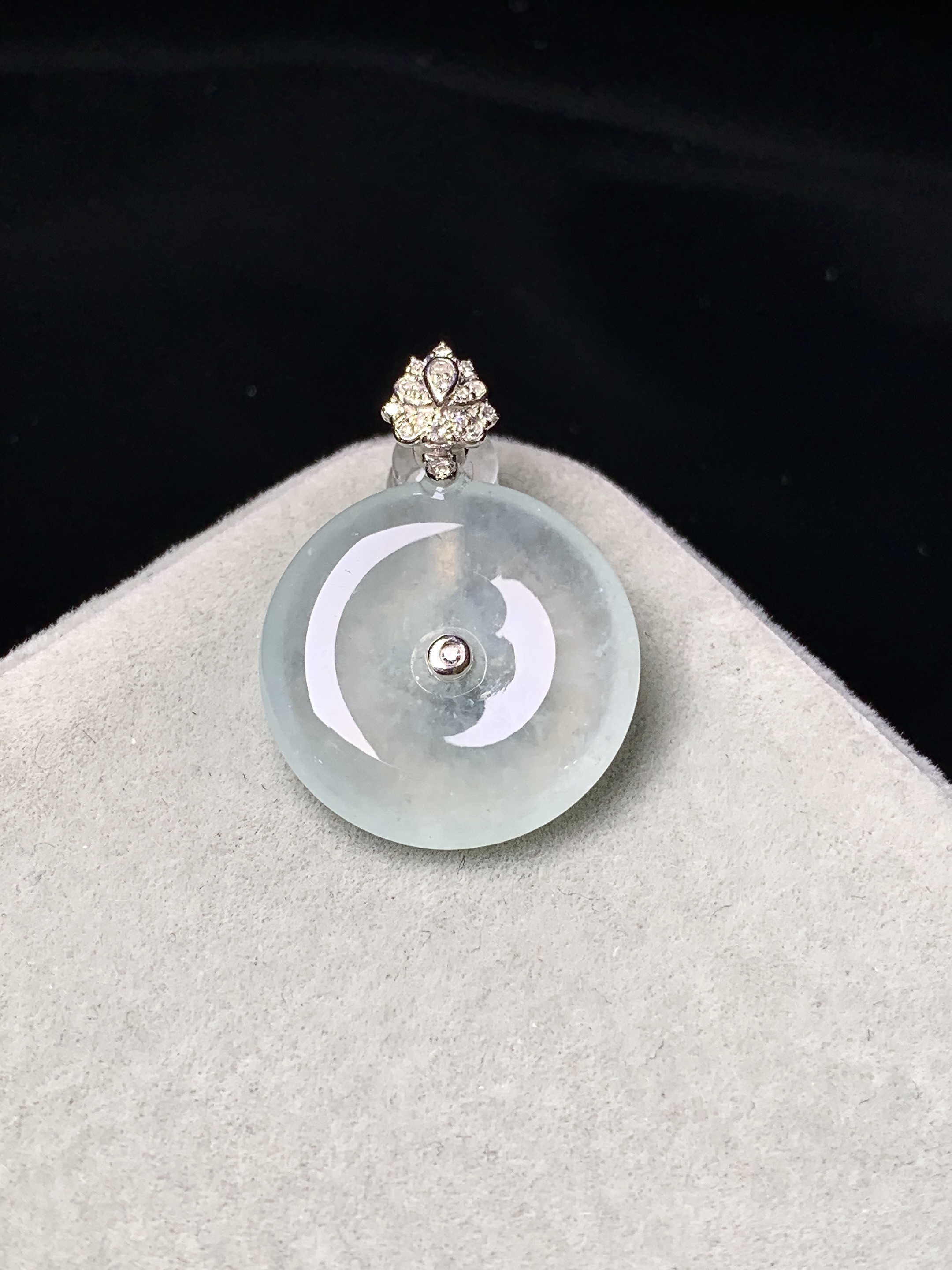 18k金钻镶嵌冰种平安扣吊坠 玉质细腻 色泽艳丽清新 整体尺寸23.6*17.3*3.8