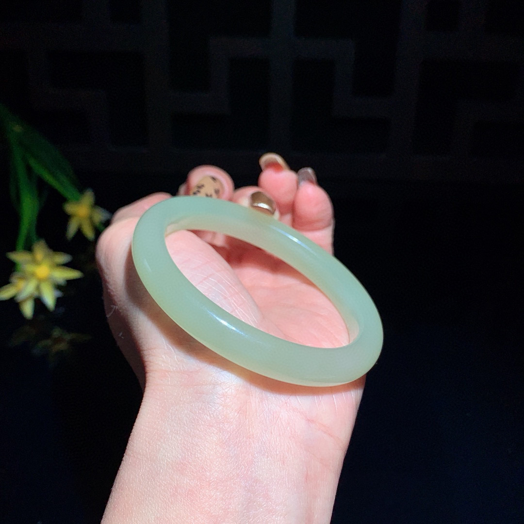 和田玉57.5圈晴水色手镯！玉质细腻油润 底色纯净 无裂无杂 脂粉好，品质高。