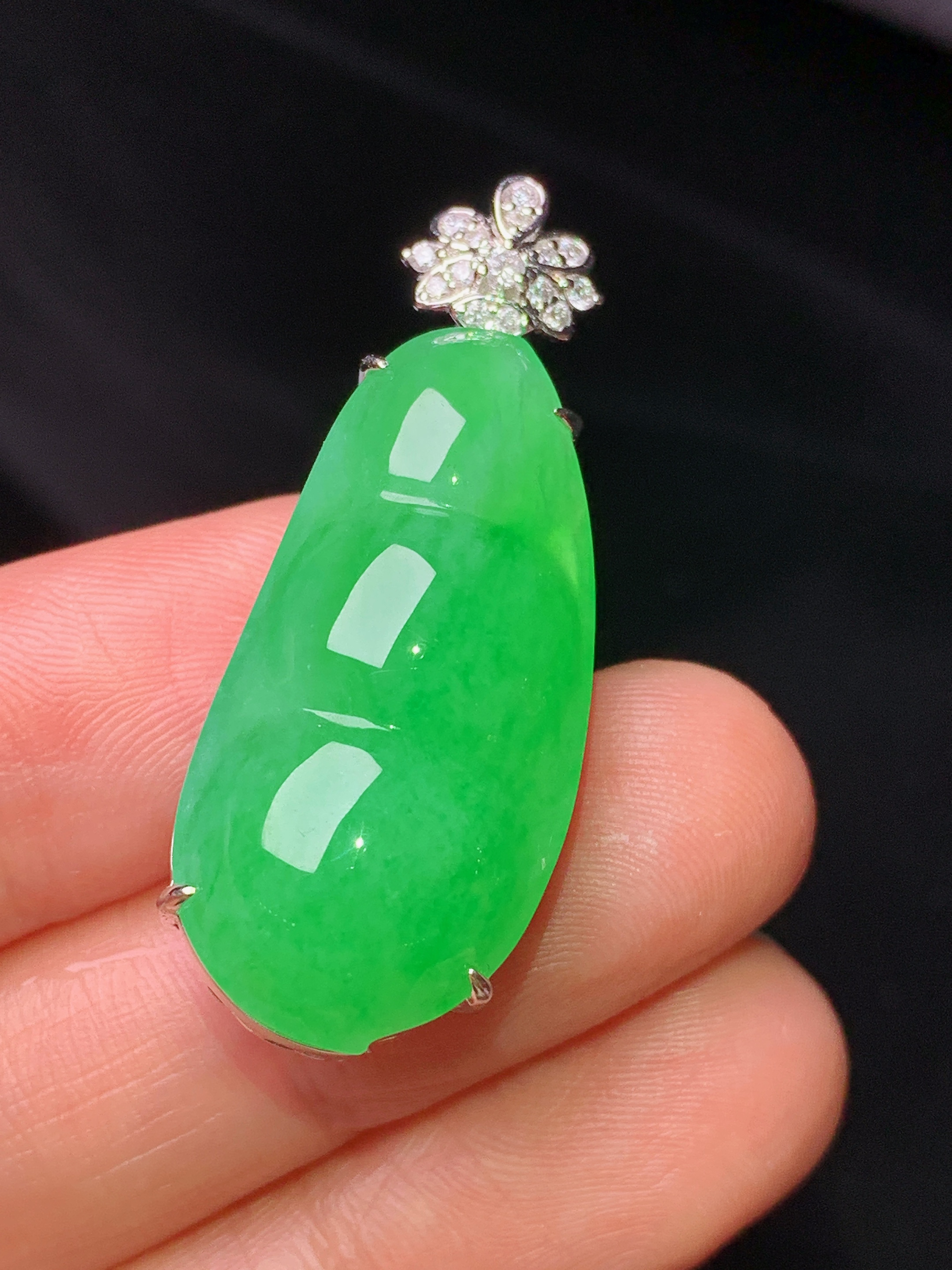 18k金钻镶嵌翠绿四季豆吊坠 玉质细腻 色泽艳丽清新 整体尺寸36.8*14.3*10