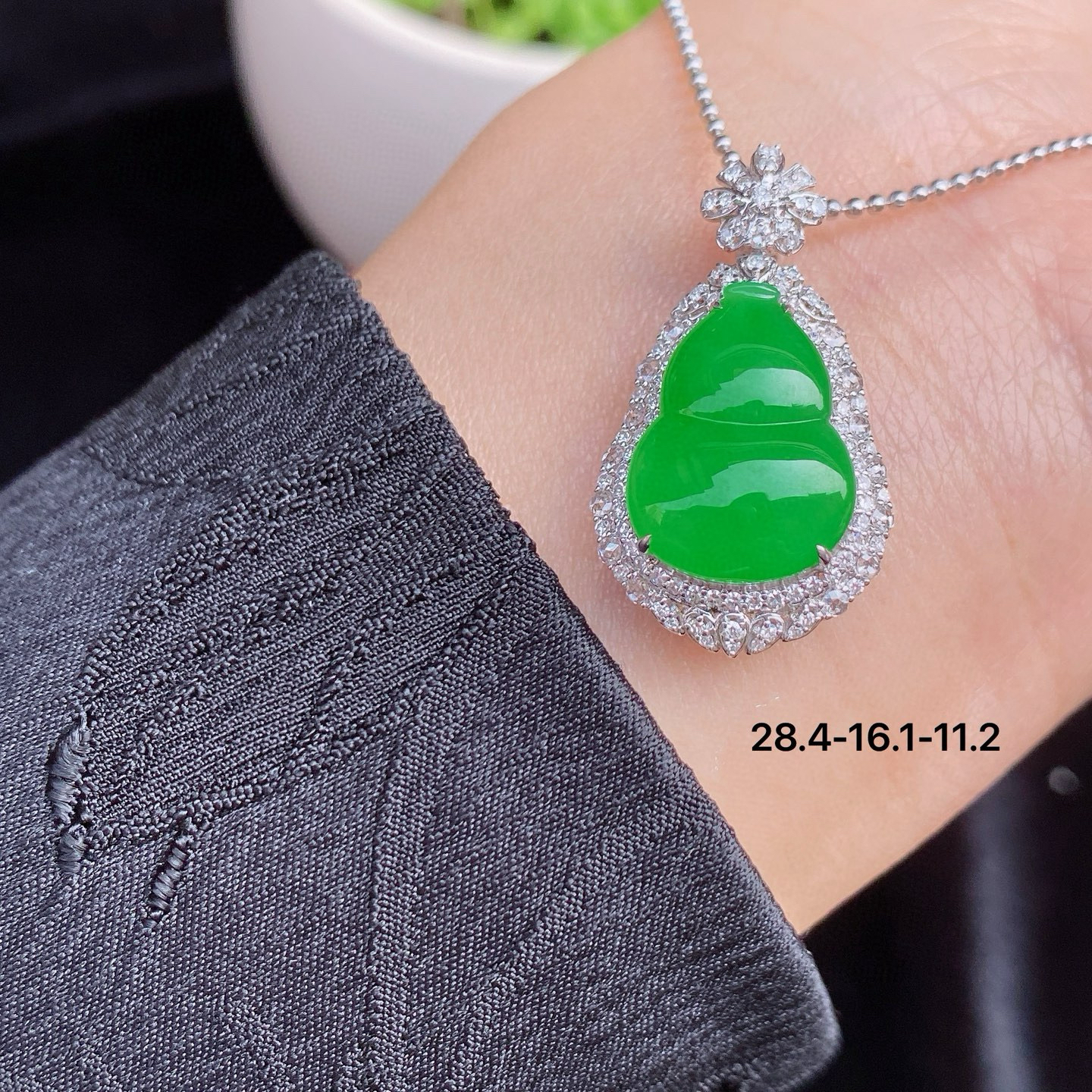 冰阳绿葫芦吊坠 
色泽鲜亮，质地细腻，荧光感满满
葫芦造型圆润饱满
18K金镶嵌，精致又奢华
尺