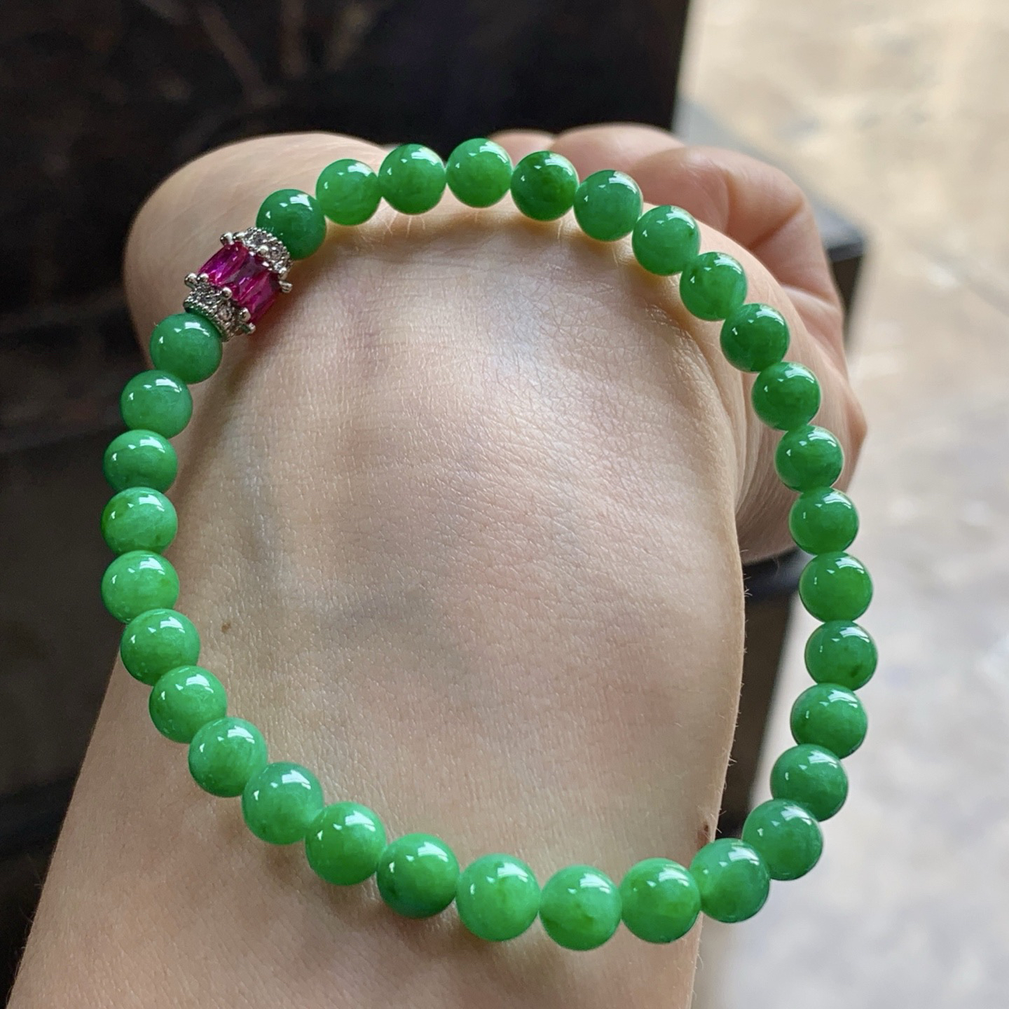 辣绿色手串^_^鲜艳 玉质温润