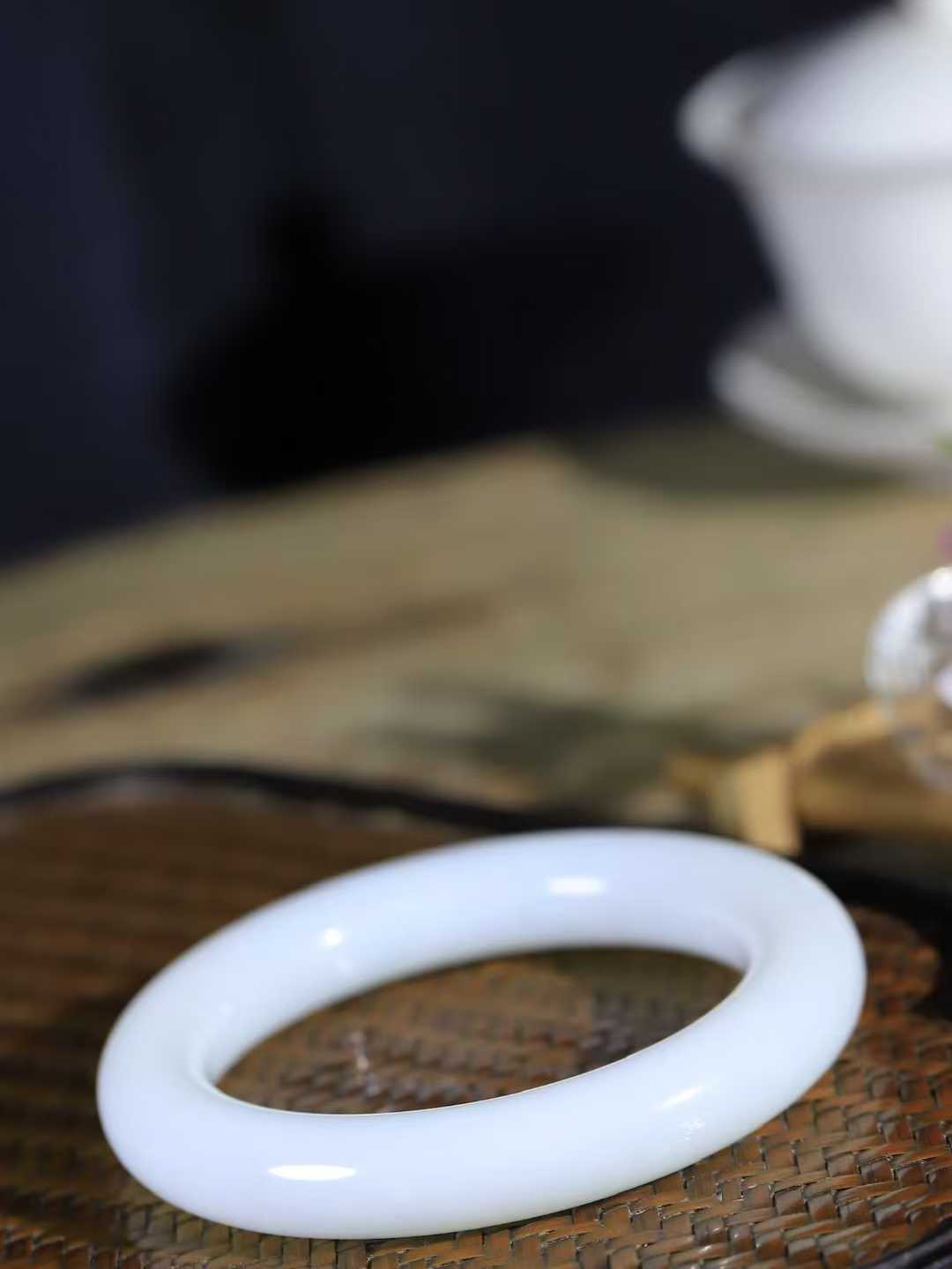 【玉佳人·手镯】

精品️和田玉白玉圆条手镯 ，玉质细腻油润，做工细致精美，端庄素雅，亭亭玉立，芊