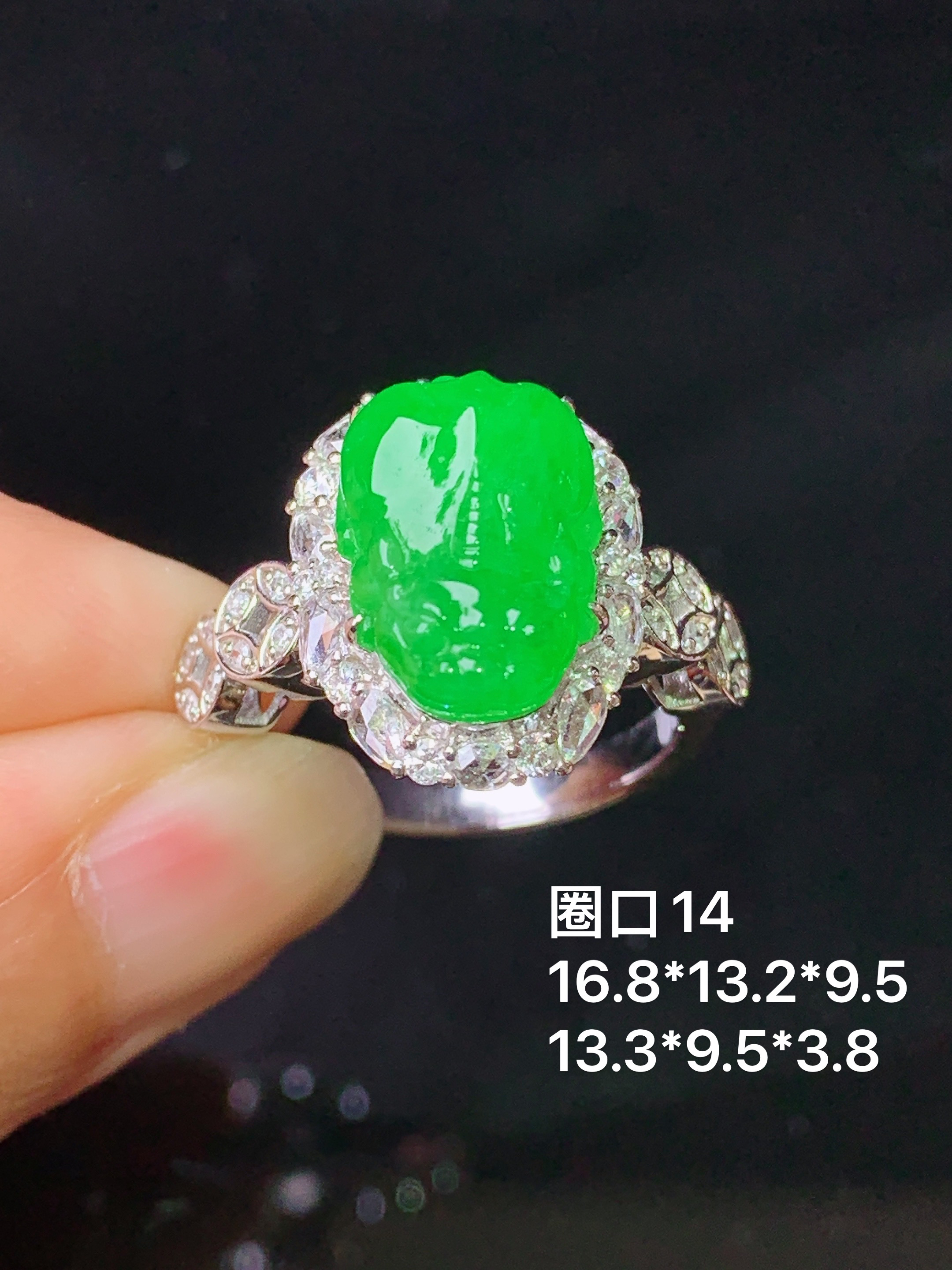 18k金钻镶嵌满绿貔貅戒指 玉质细腻 色泽艳丽清新 水润亮眼 圈口14 整体尺寸16.8*13.2*9.5