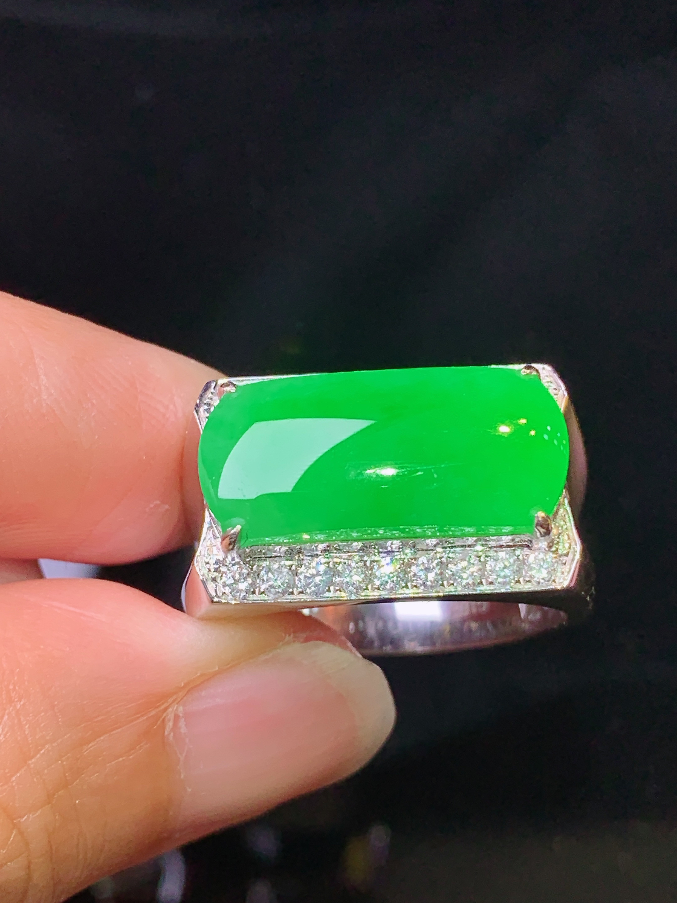 18k金钻镶嵌翠绿马鞍戒指吊坠 玉质细腻 色泽艳丽清新 水润亮眼 圈口20 整体尺寸8.3*18.2*3.5