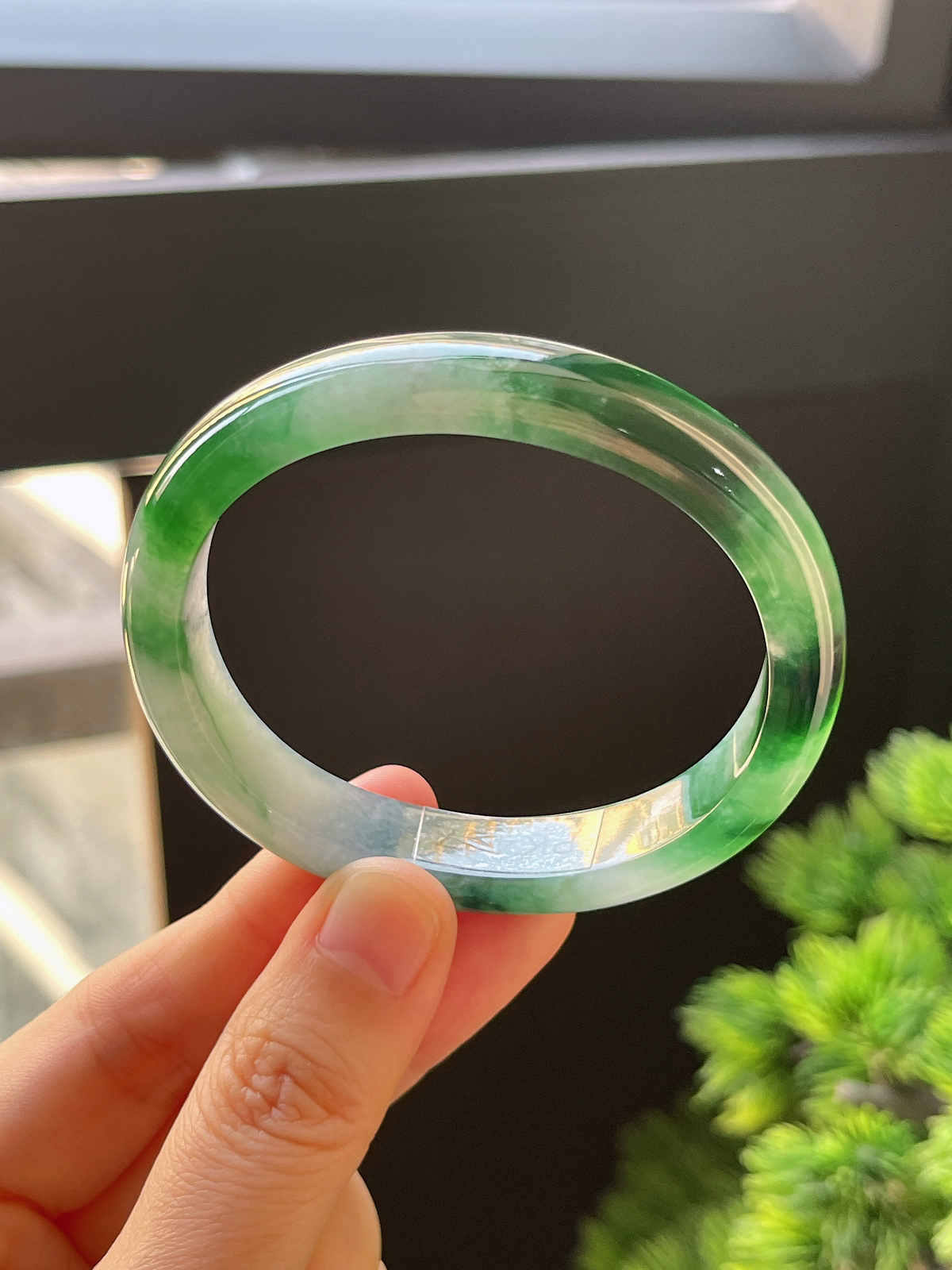 贵妃镯54.3圈口，翡翠冰糯种飘绿手镯