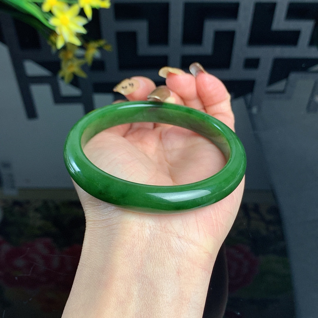 和田玉63.5圈口菠菜绿碧玉手镯！玉质细腻油润 底色纯净 无纹裂 脂粉好，品质好！