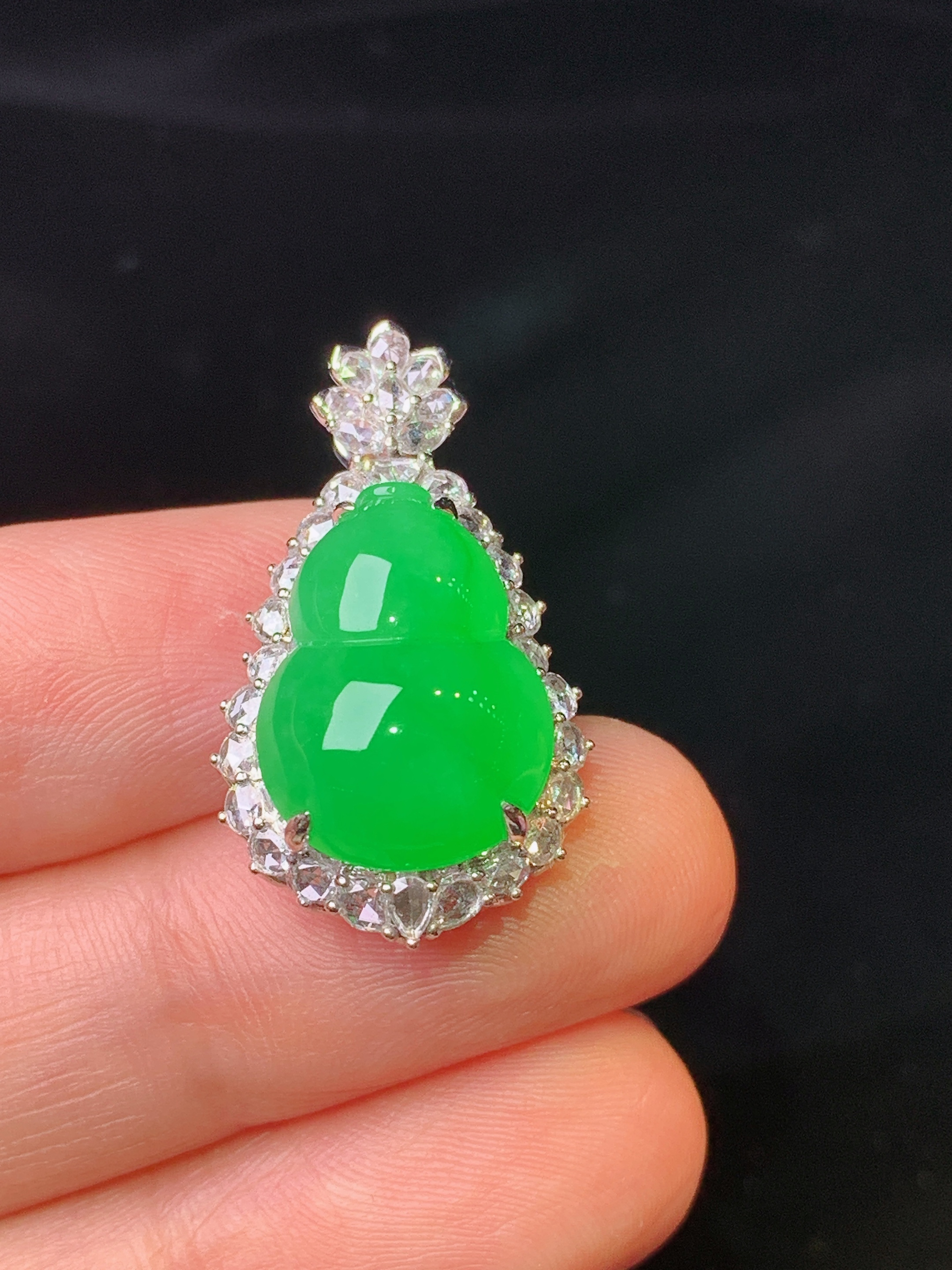 18k金钻镶嵌满绿葫芦吊坠 玉质细腻 色泽艳丽清新 水润亮眼 整体尺寸28*15.6*11.8