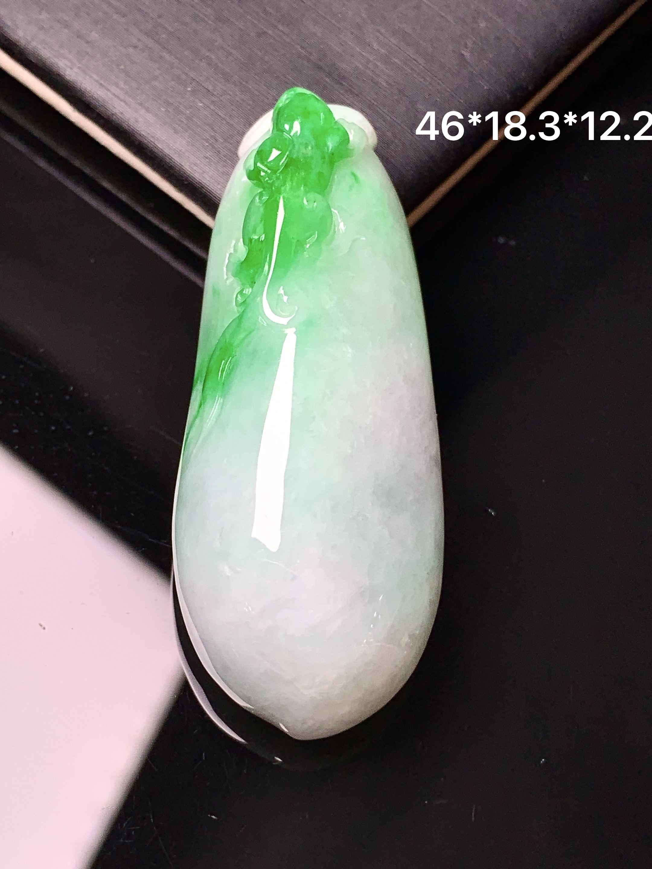 飘绿呱呱来财吊坠 玉质细腻 色泽艳丽清新 整体尺寸46*18.3*12.2