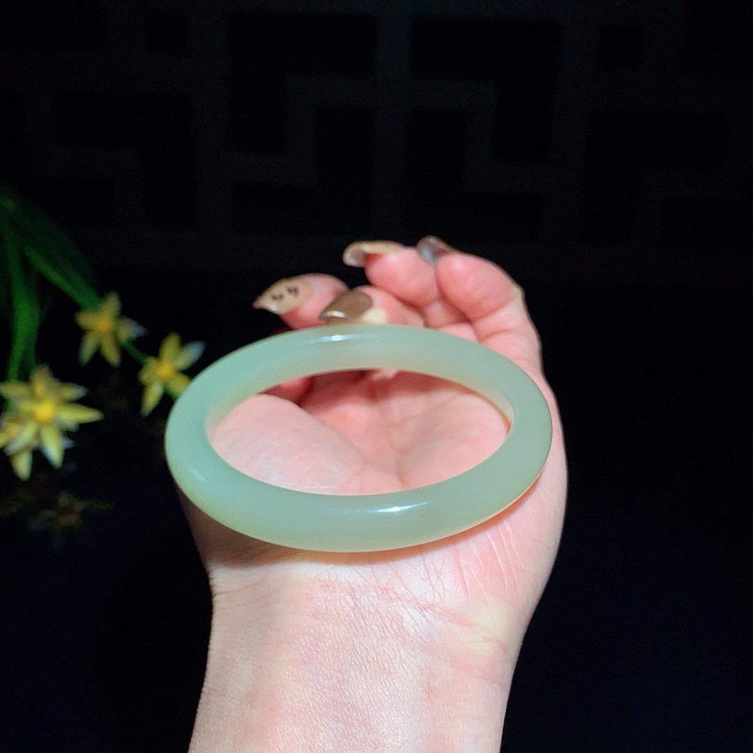 和田玉57.5圈晴水色手镯！玉质细腻油润 底色纯净 无裂无杂 脂粉好，品质高。