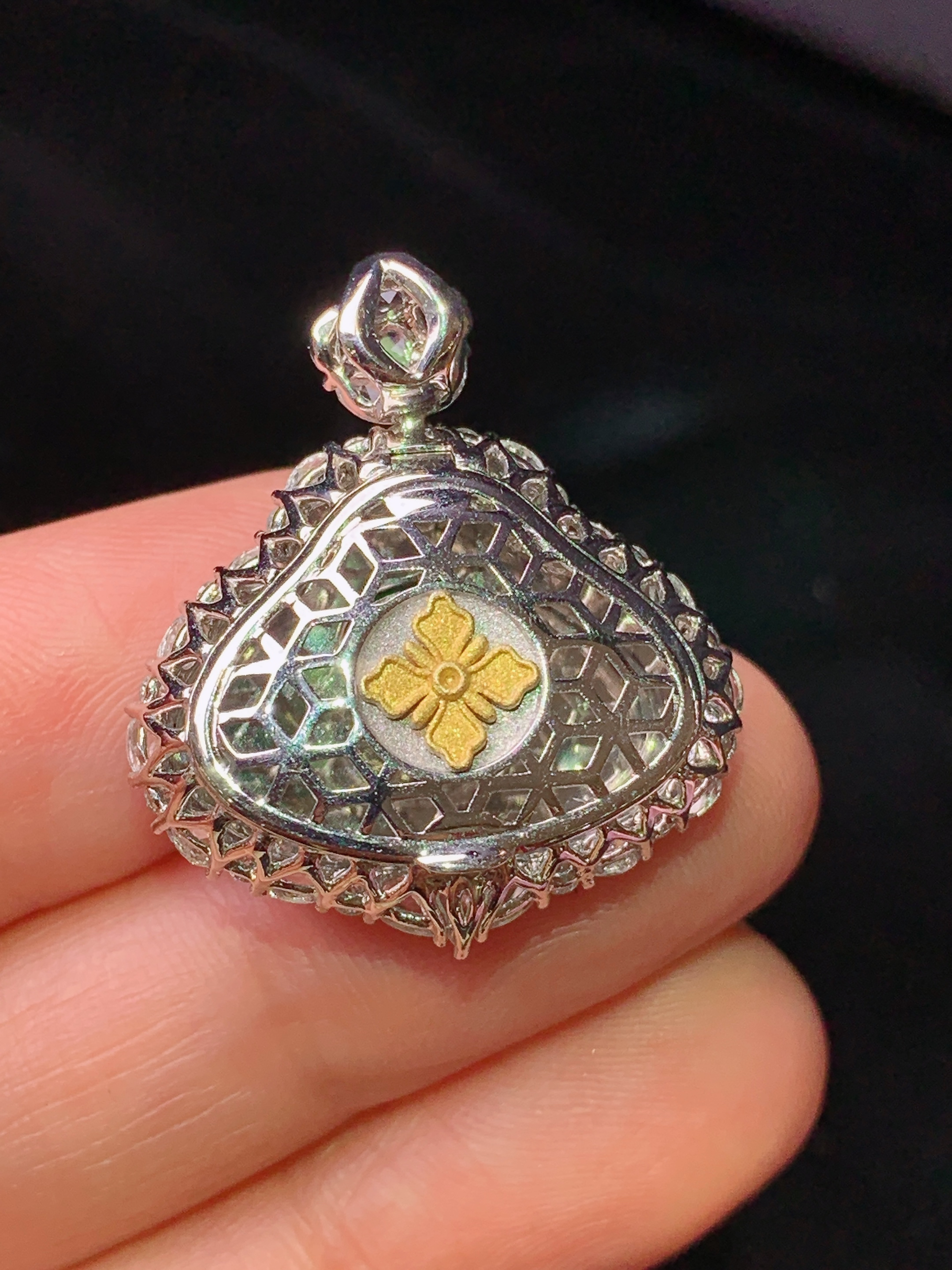 18k金钻镶嵌满绿佛公吊坠 玉质细腻 色泽艳丽清新 水润亮眼 整体尺寸27*24*11.2