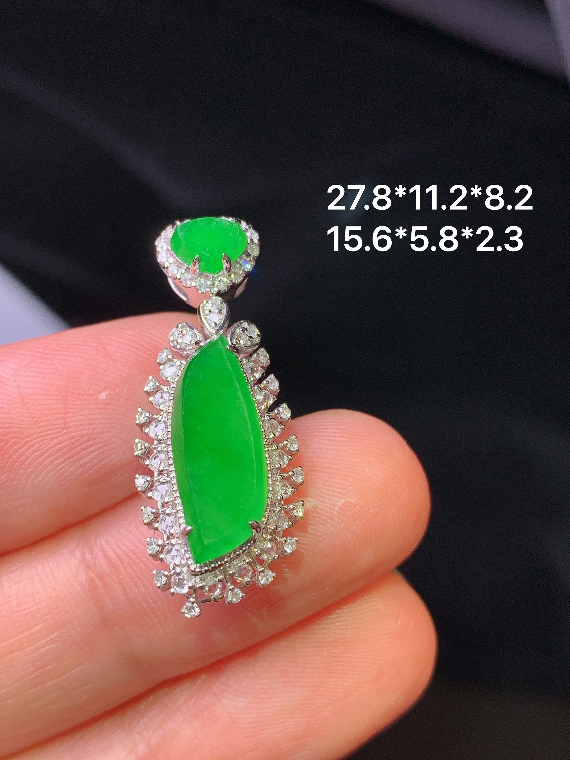 18k金钻镶嵌满绿随形吊坠 玉质细腻 色泽艳丽清新 水润亮眼 整体尺寸27.8*11.2*8.2