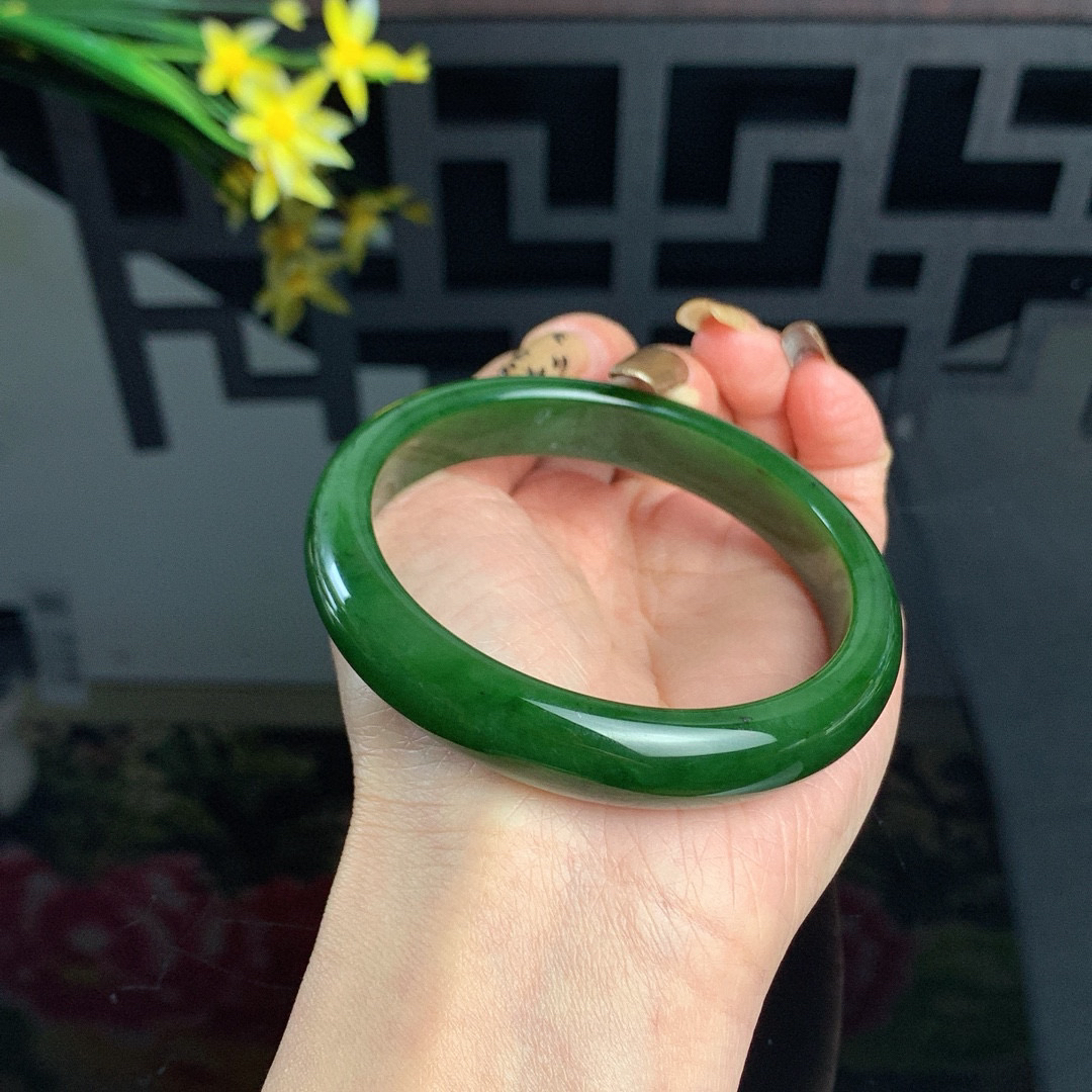 和田玉62圈口菠菜绿碧玉手镯！玉质细腻油润 底色纯净 无纹裂 脂粉好，品质好！