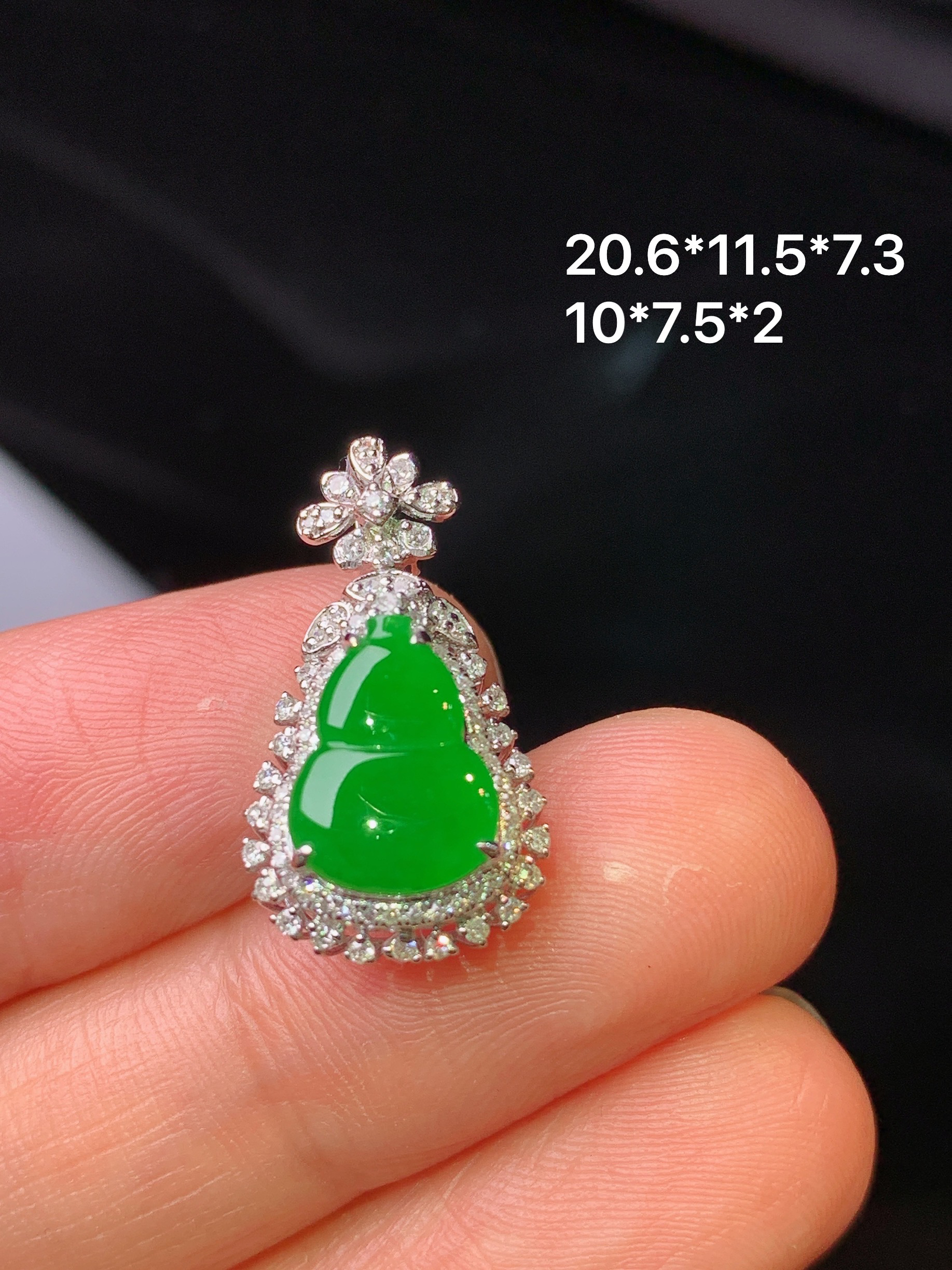 18k金钻镶嵌满绿葫芦吊坠 玉质细腻 色泽艳丽清新 水润亮眼 整体尺寸20.6*11.5*7.3