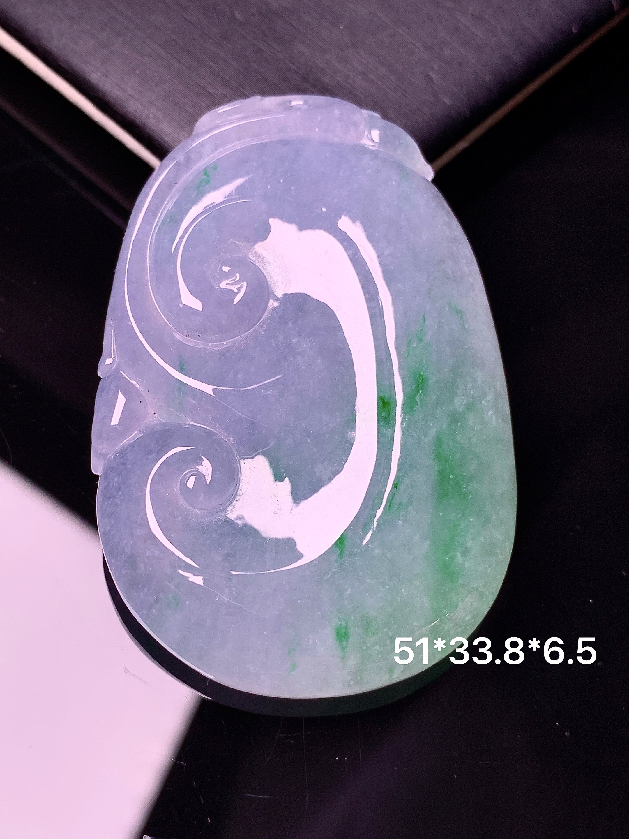 飘绿如意吊坠 玉质细腻 色泽艳丽清新 水润亮眼 整体尺寸51*33.8*6.5