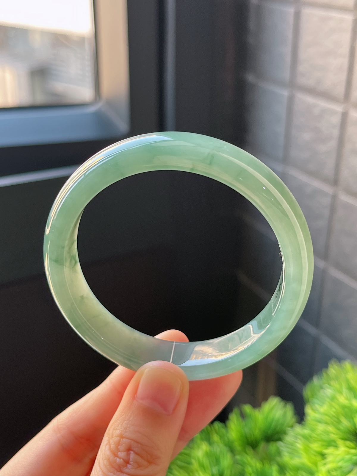 正圈52.4圈口，翡翠糯化种飘绿手镯