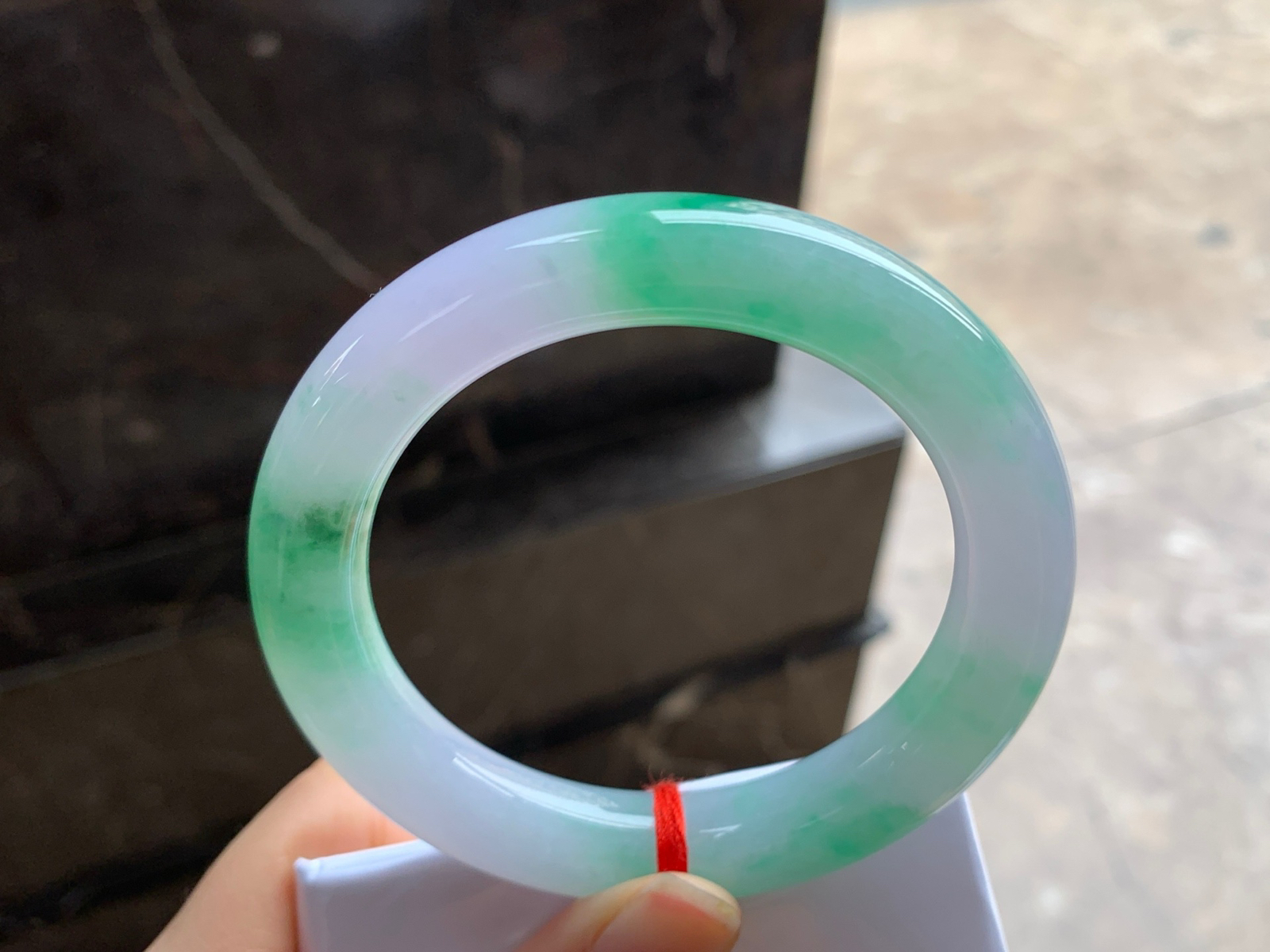 57-11.6

春带彩圆条手镯^_^颜色鲜艳 玉质温润