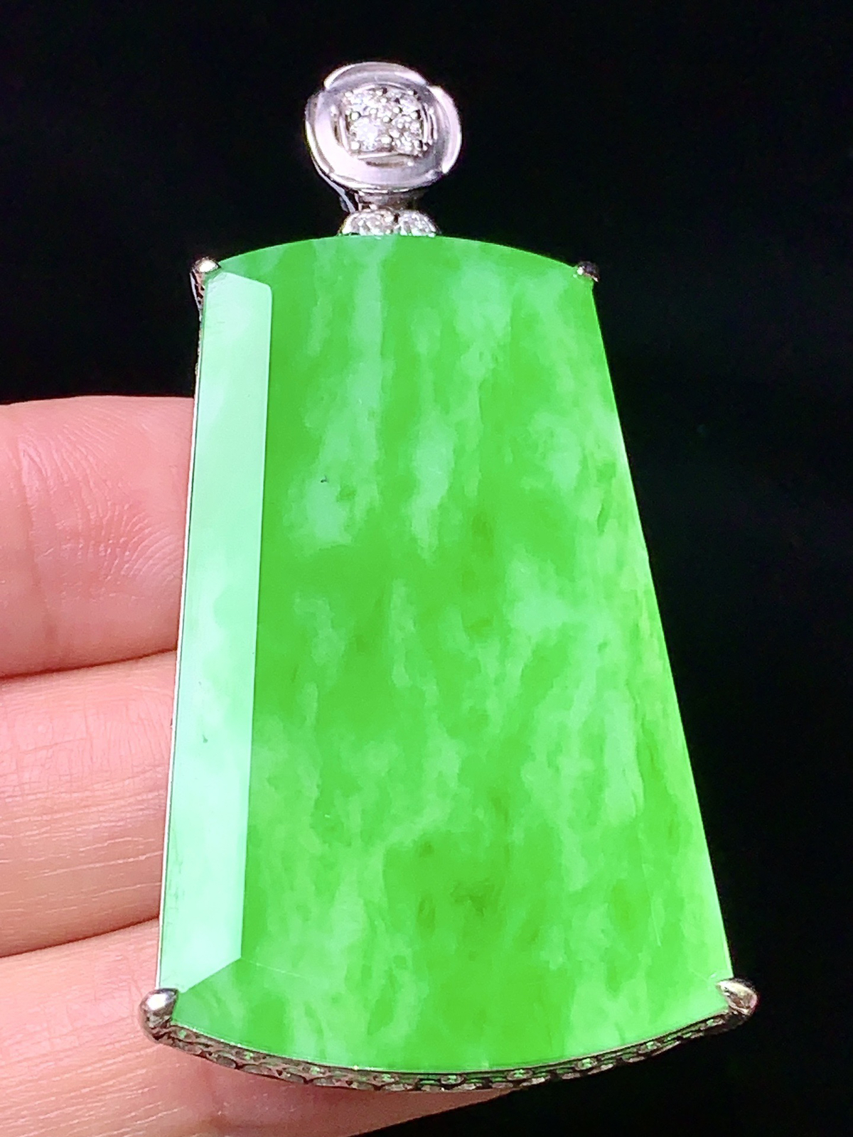 18k金钻镶嵌翠绿无事牌吊坠 玉质细腻 水润亮眼 色泽艳丽 整体尺寸59*27*8